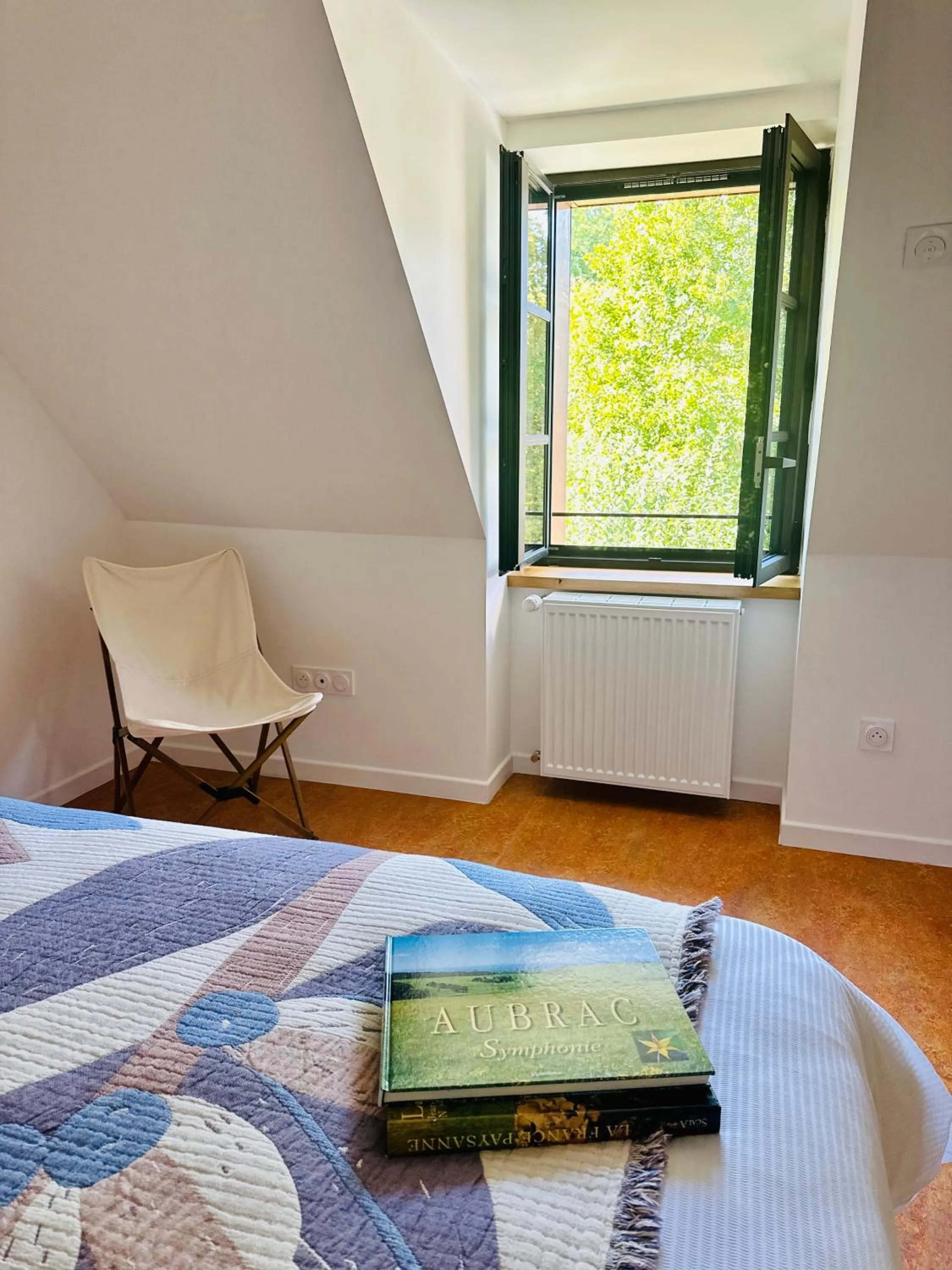 Bed in Logis hôtel restaurant l'Argence