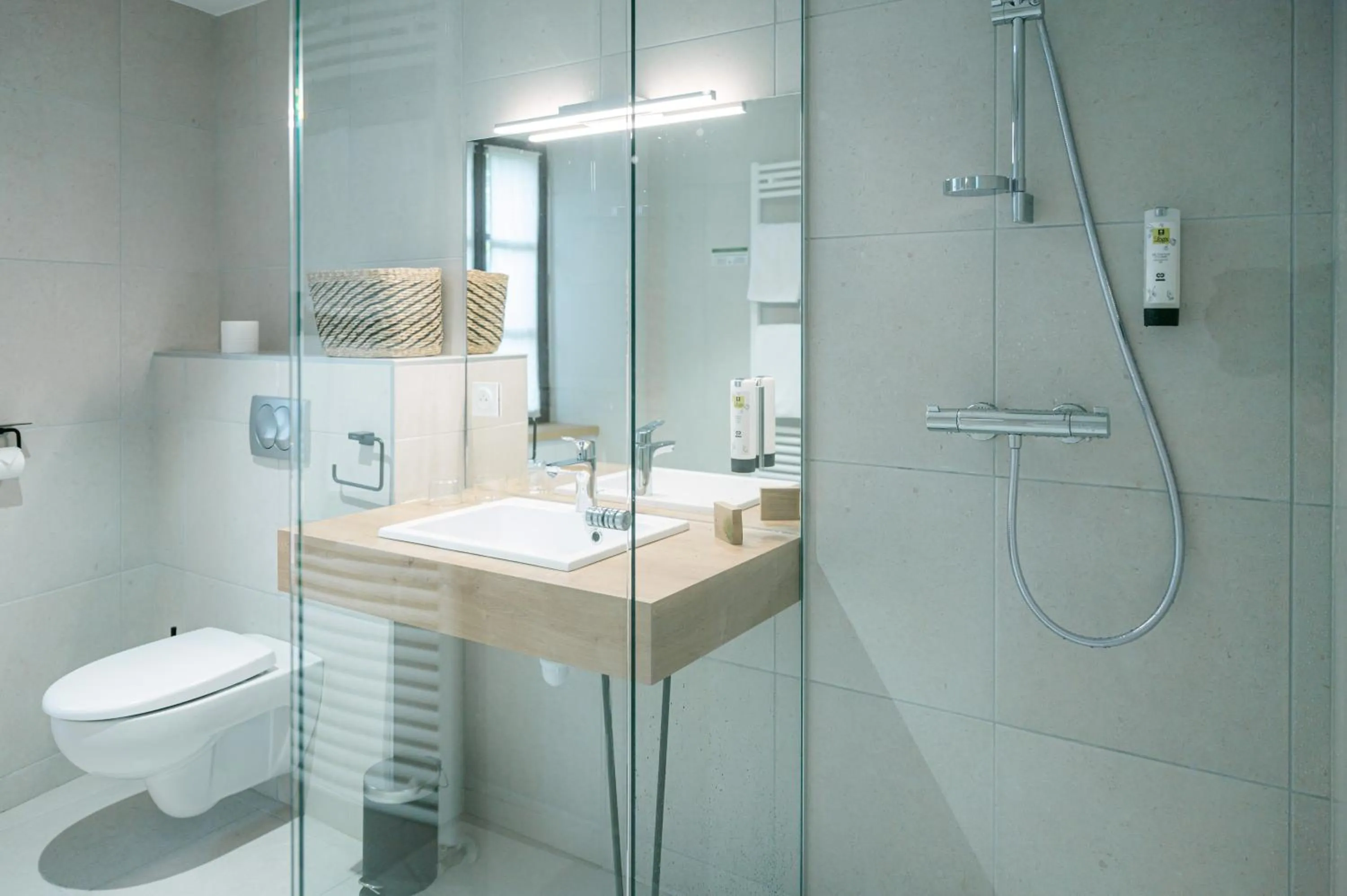 Bathroom in Logis hôtel restaurant l'Argence