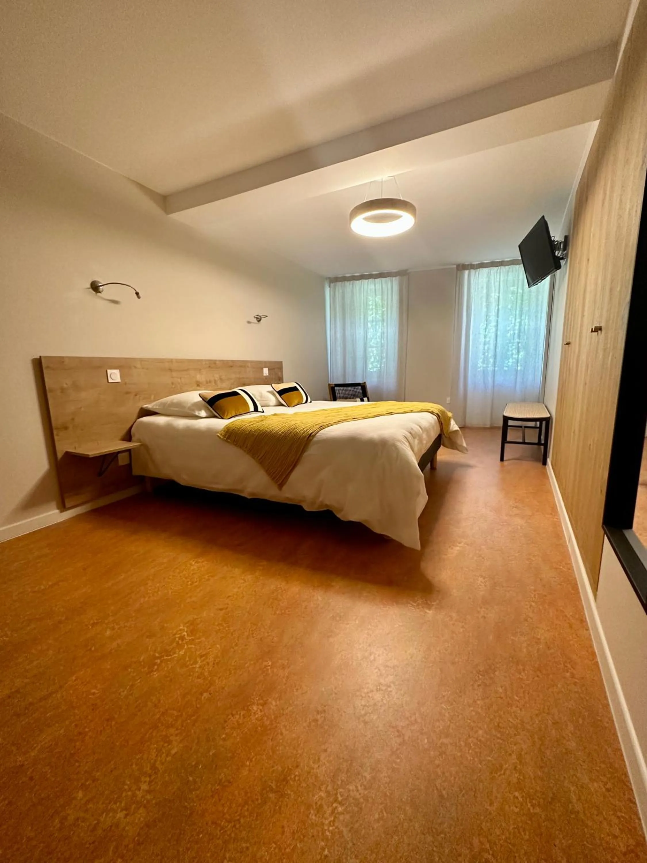 Photo of the whole room, Bed in Logis hôtel restaurant l'Argence