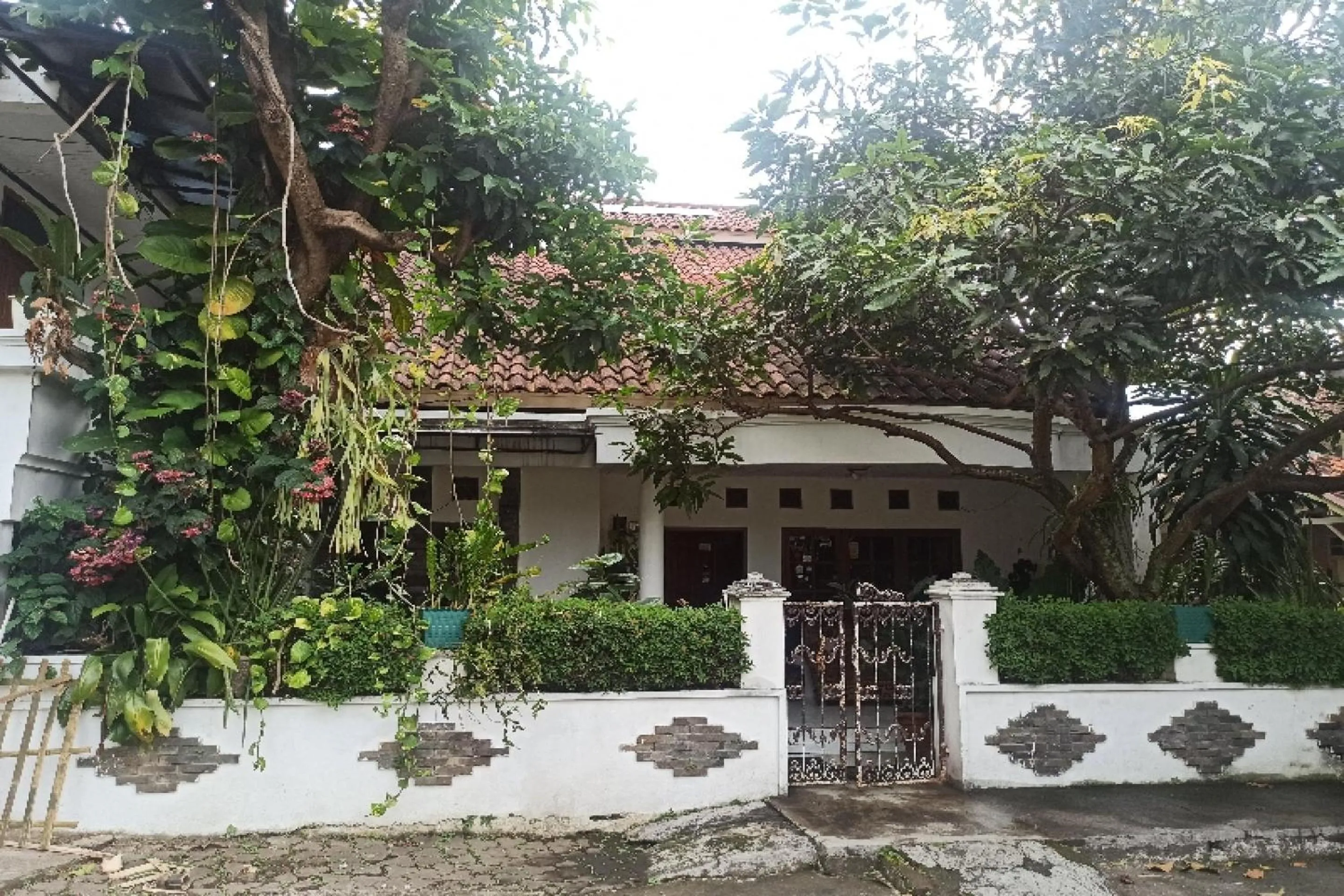Facade/entrance in OYO Life 91339 Pondok Kost Aulia Syariah