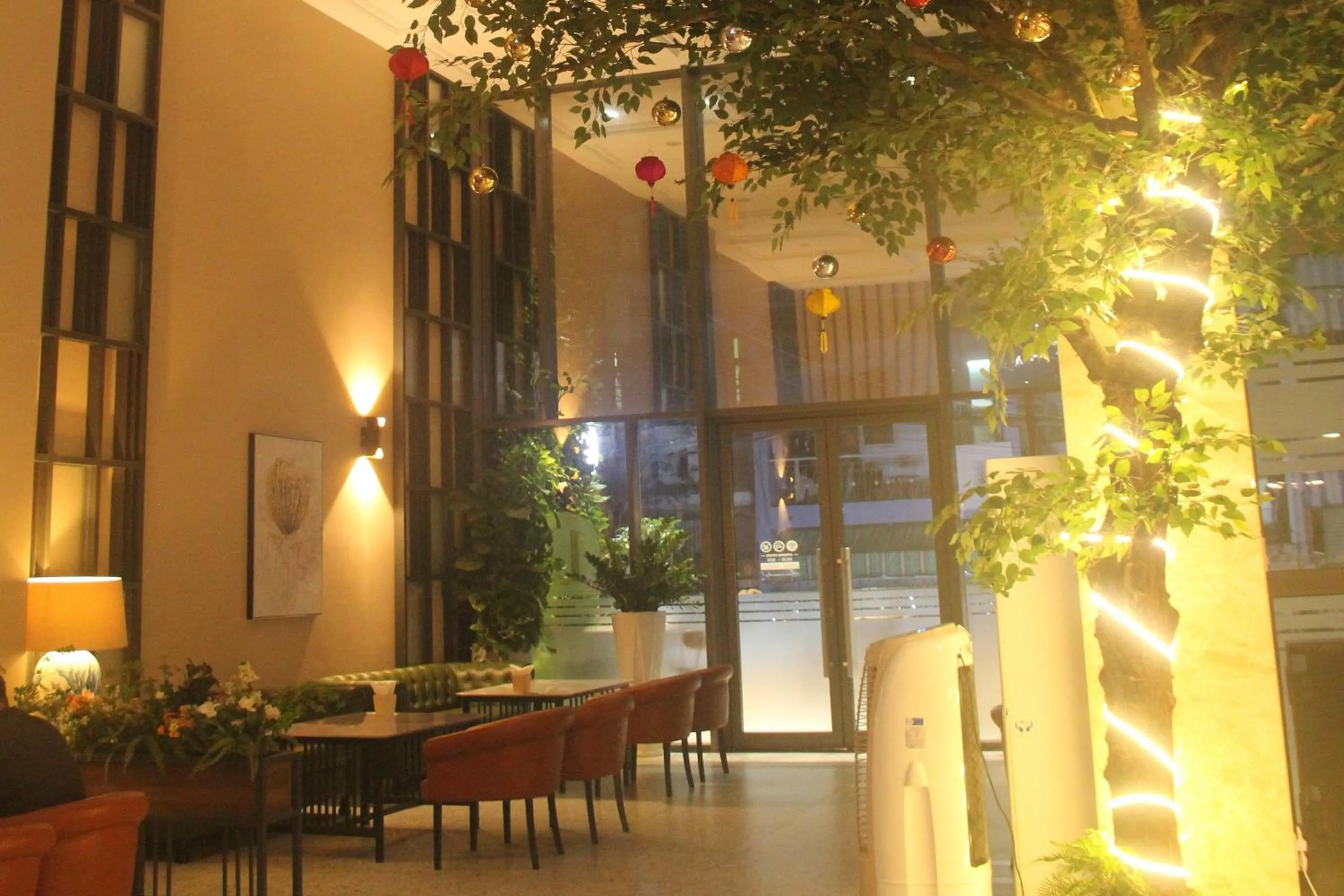 Restaurant/places to eat in Lanura Apartments and Hotel