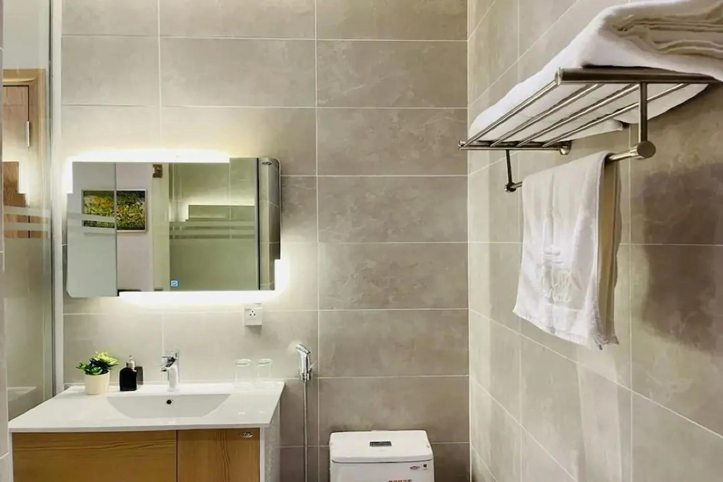 Bathroom in Lanura Apartments and Hotel