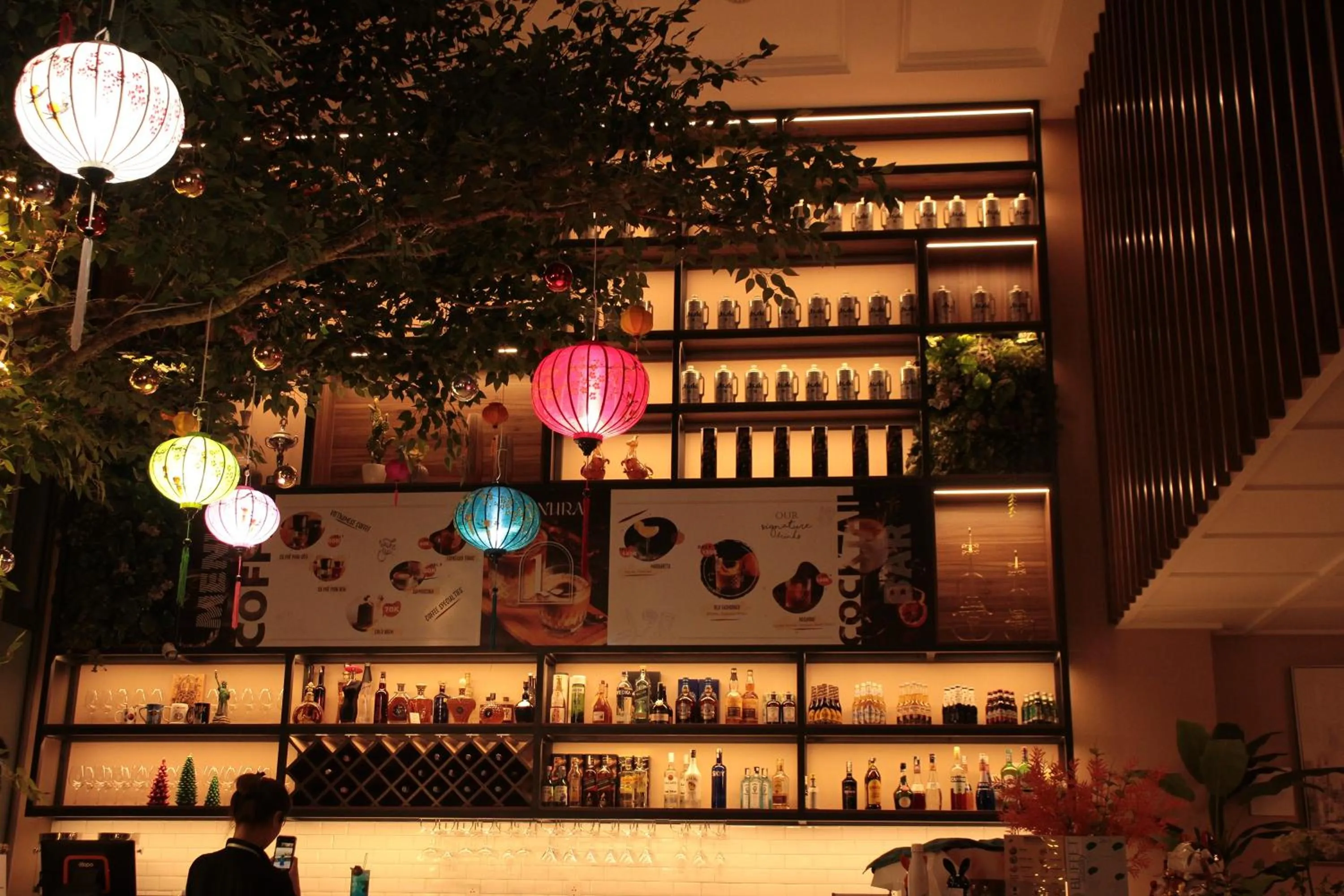 Restaurant/places to eat in Lanura Apartments and Hotel