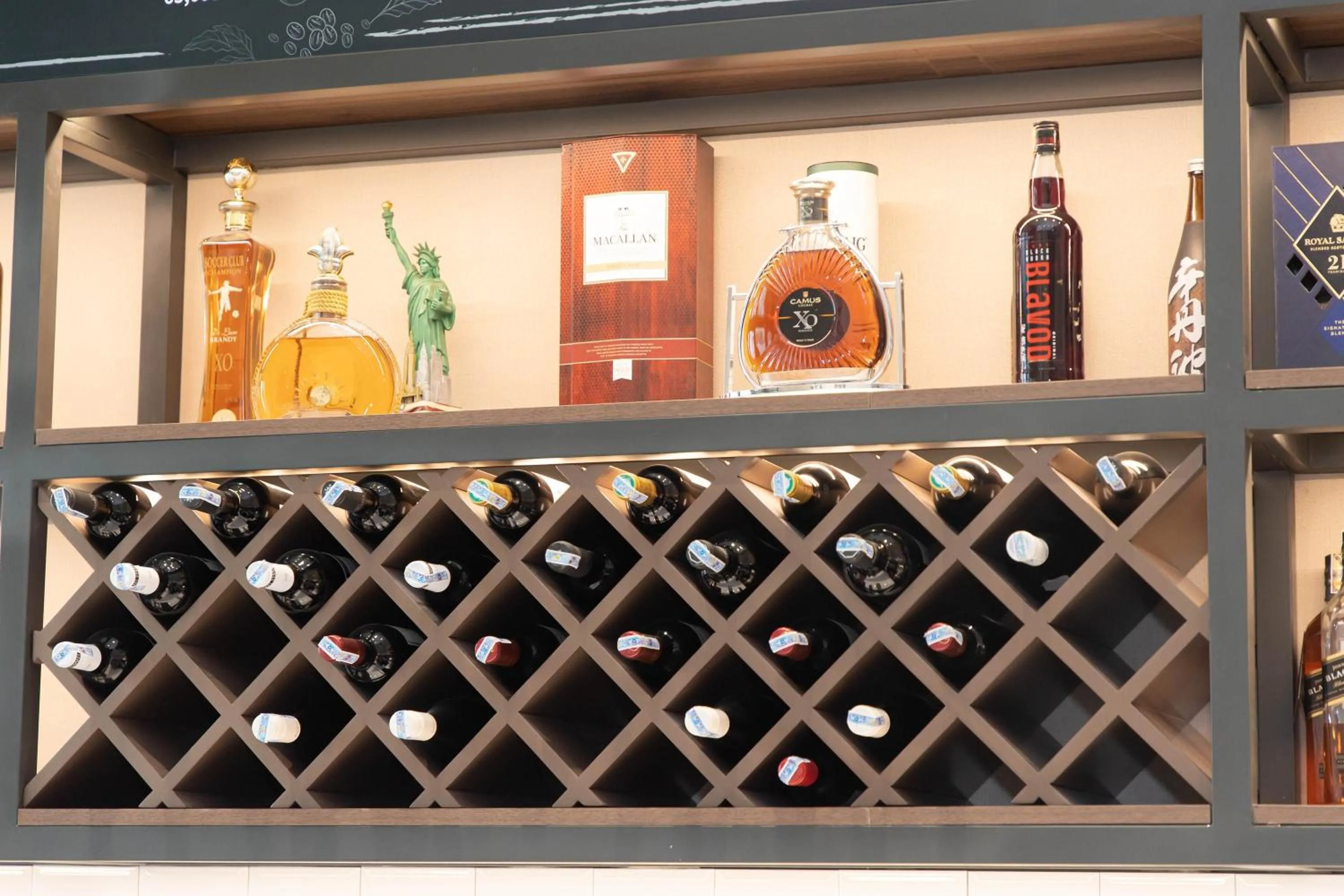 Restaurant/places to eat in Lanura Apartments and Hotel