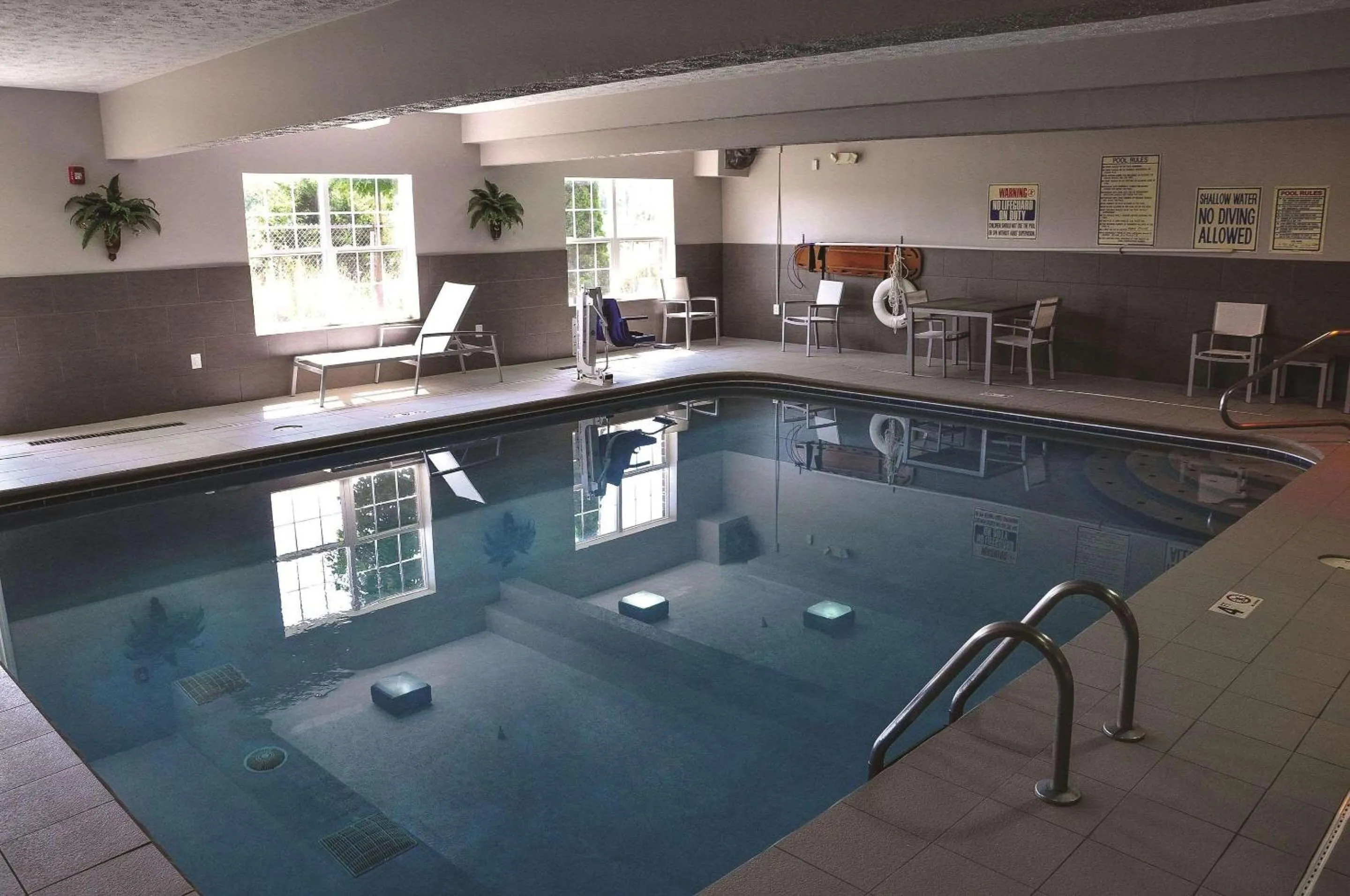 Swimming pool in Country Inn & Suites by Radisson, Fairborn South, OH