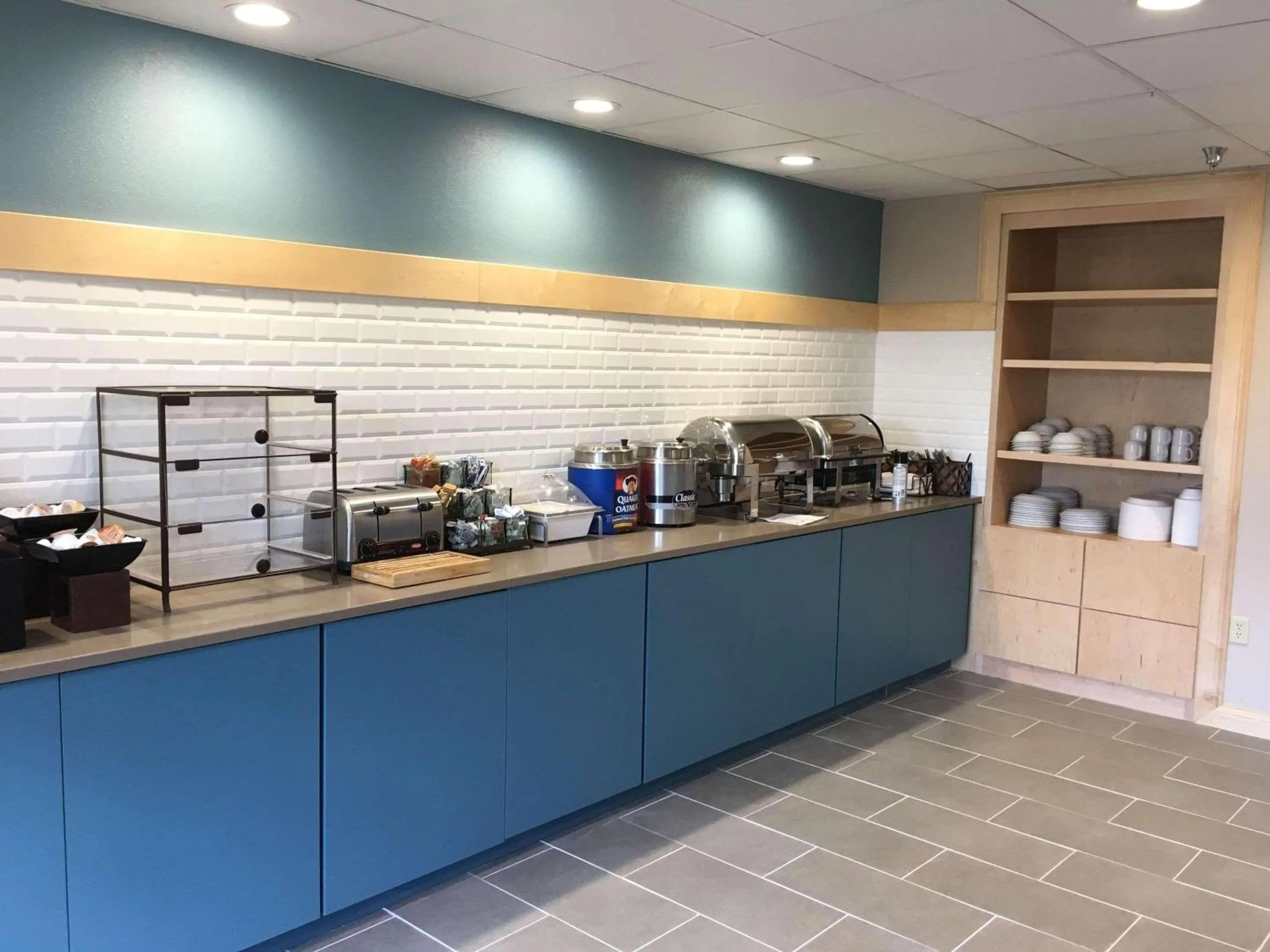 Breakfast in Country Inn & Suites by Radisson, Fairborn South, OH