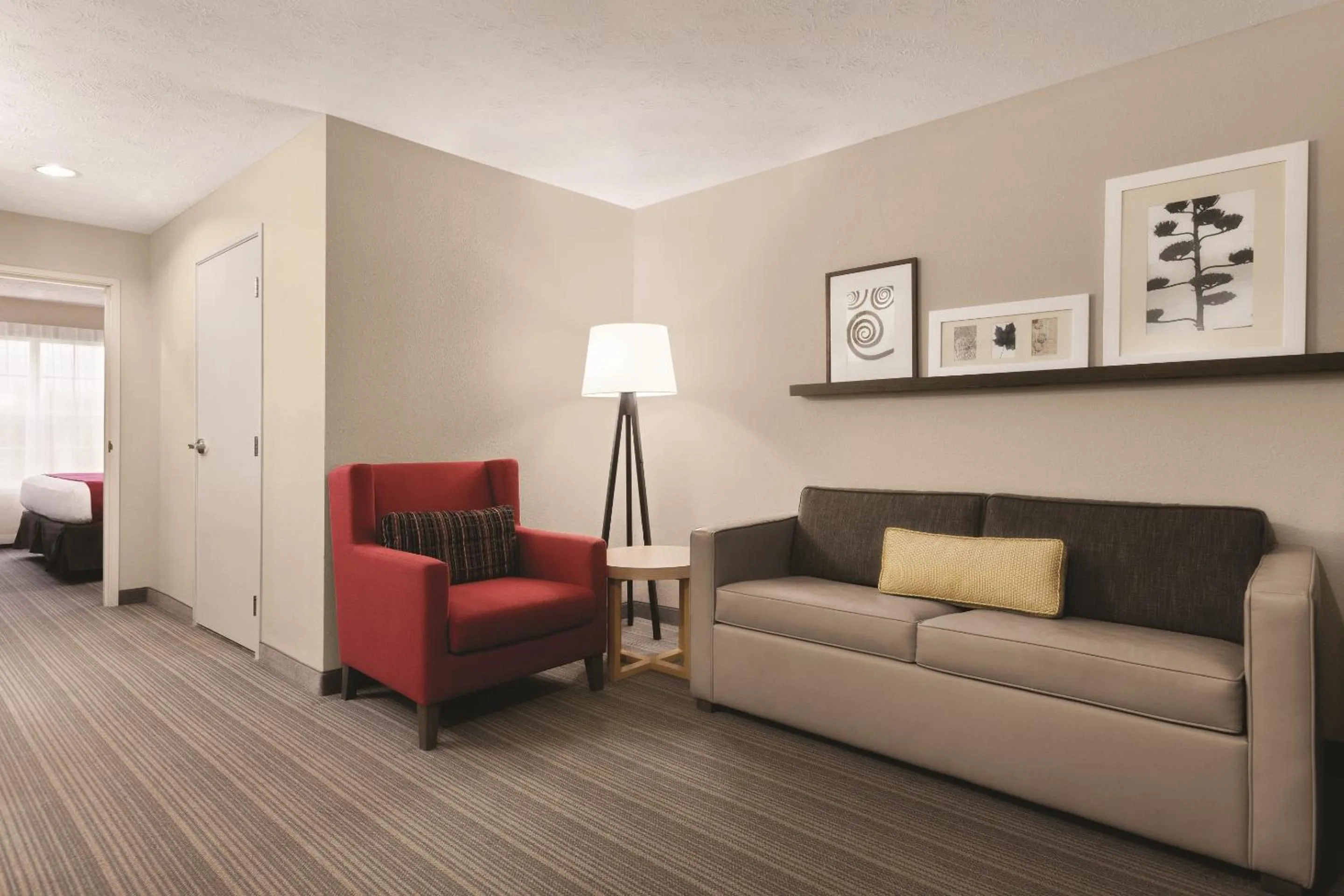 Living room in Country Inn & Suites by Radisson, Fairborn South, OH