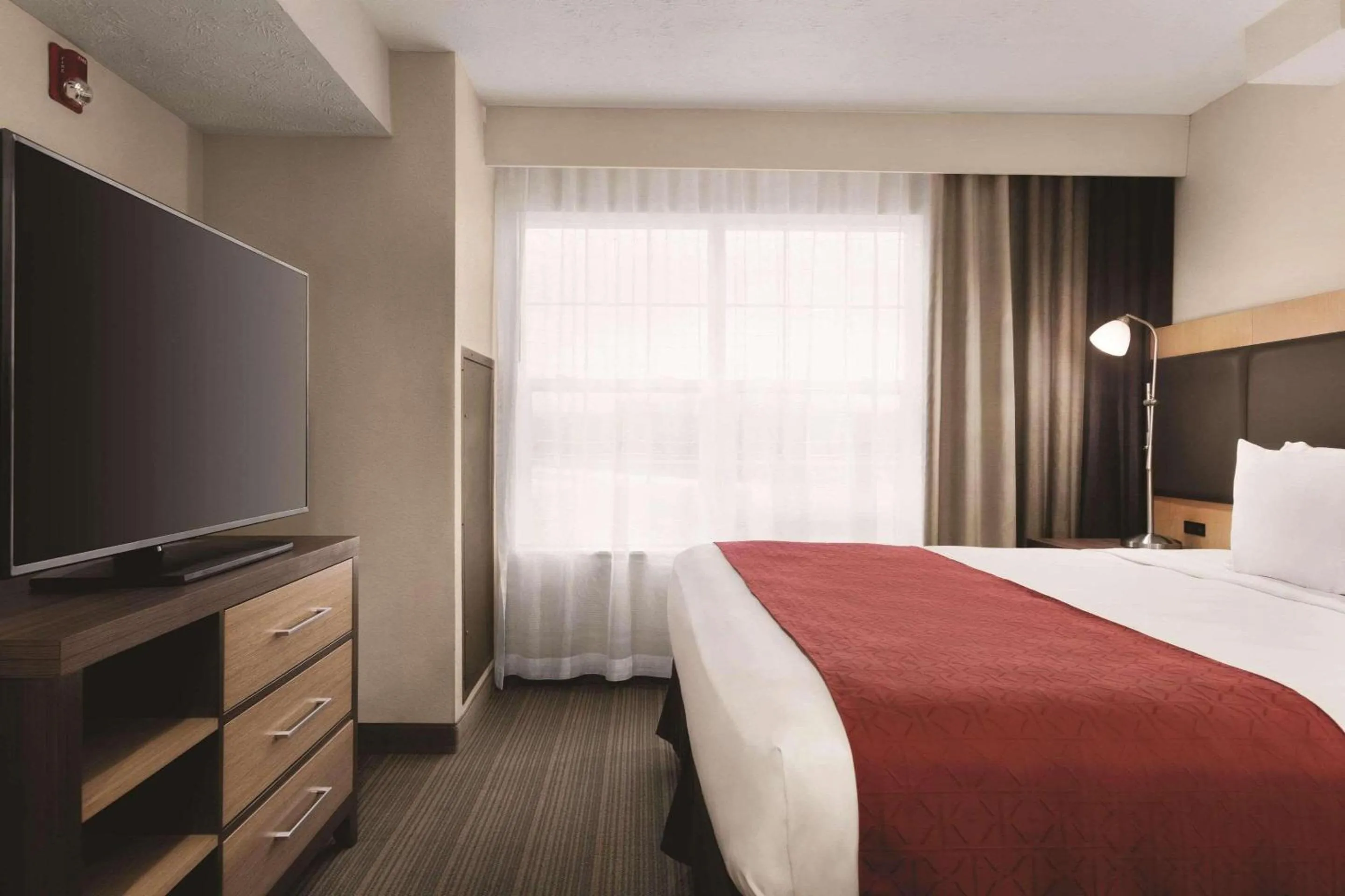 Bedroom, Bed in Country Inn & Suites by Radisson, Fairborn South, OH