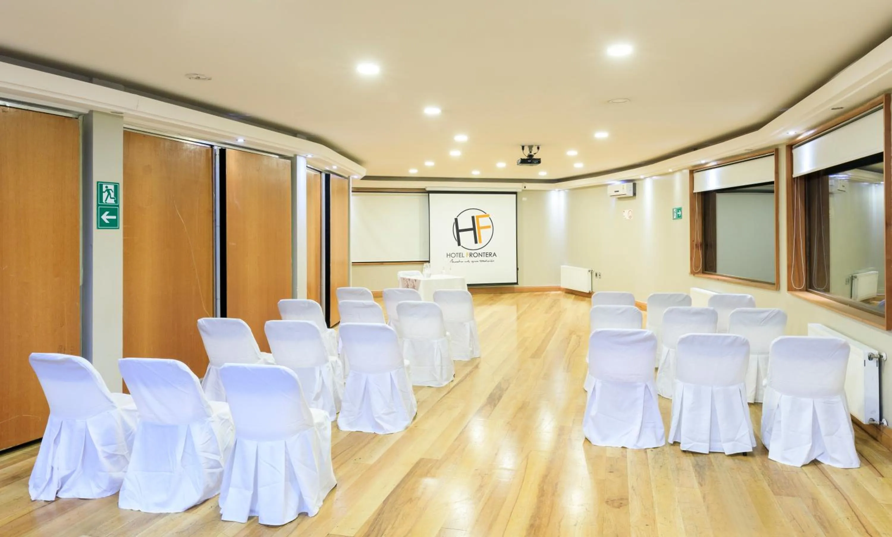 Communal lounge/ TV room in Hotel Frontera Plaza