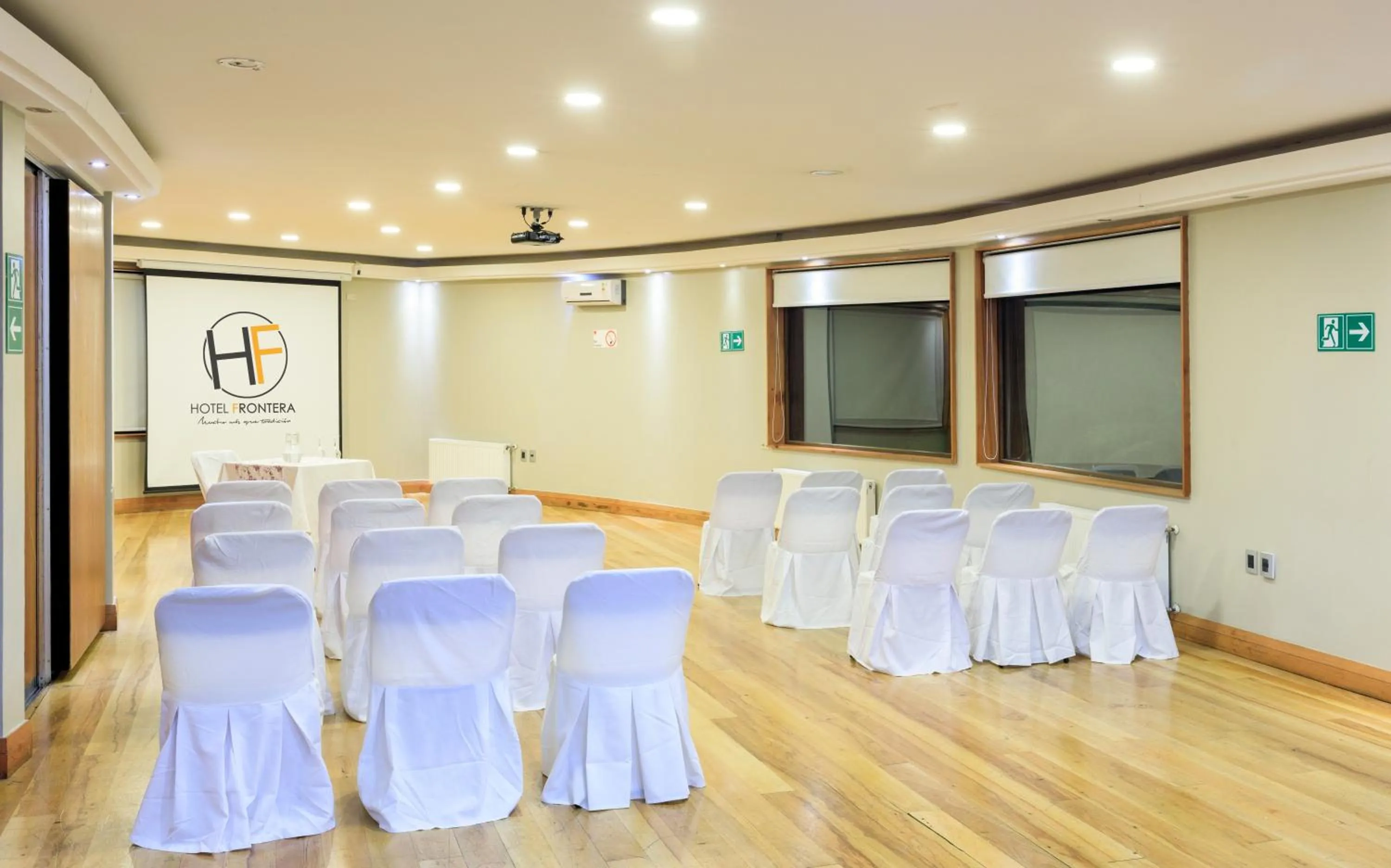 Communal lounge/ TV room in Hotel Frontera Plaza
