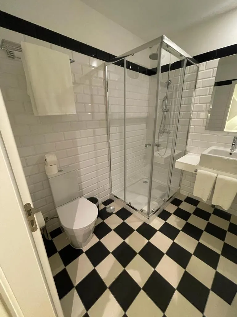 Bathroom in PIER HOUSE Accommodation