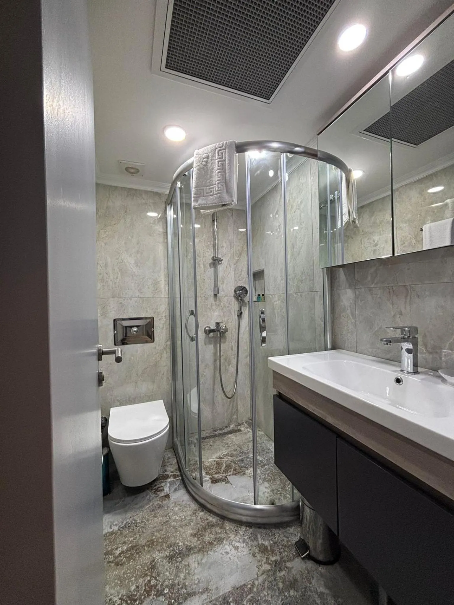 Bathroom in Lapis Inn Hotel & Spa ( Ex. Ambassador Hotel)