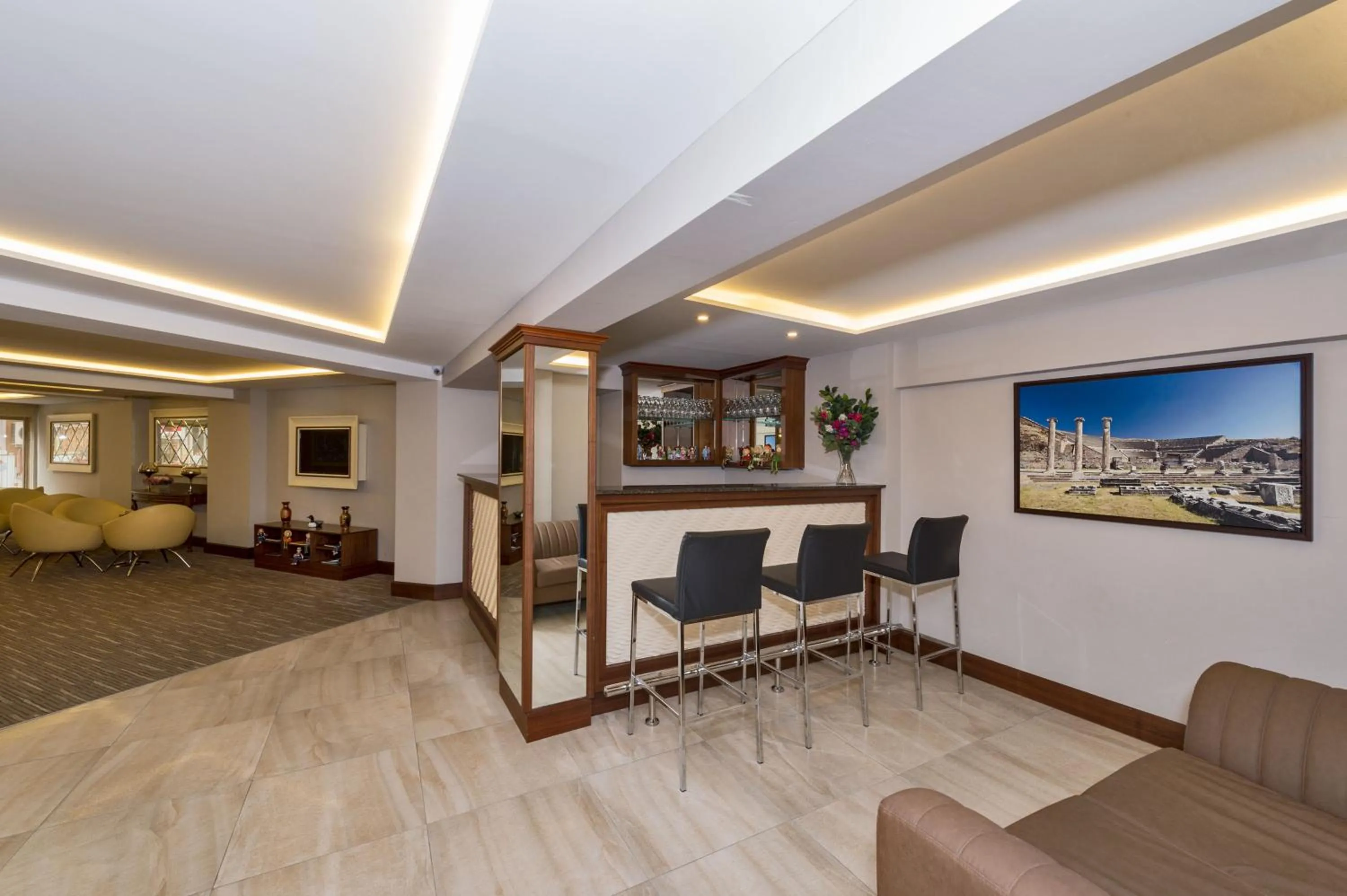 Seating area, Lounge/Bar in Bergama Hotel