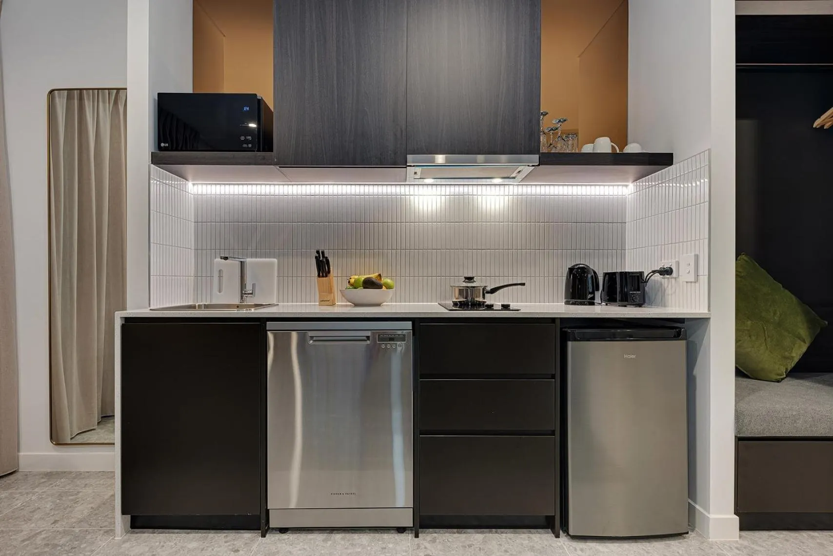 Coffee/tea facilities in Littomore Suites Kingswood