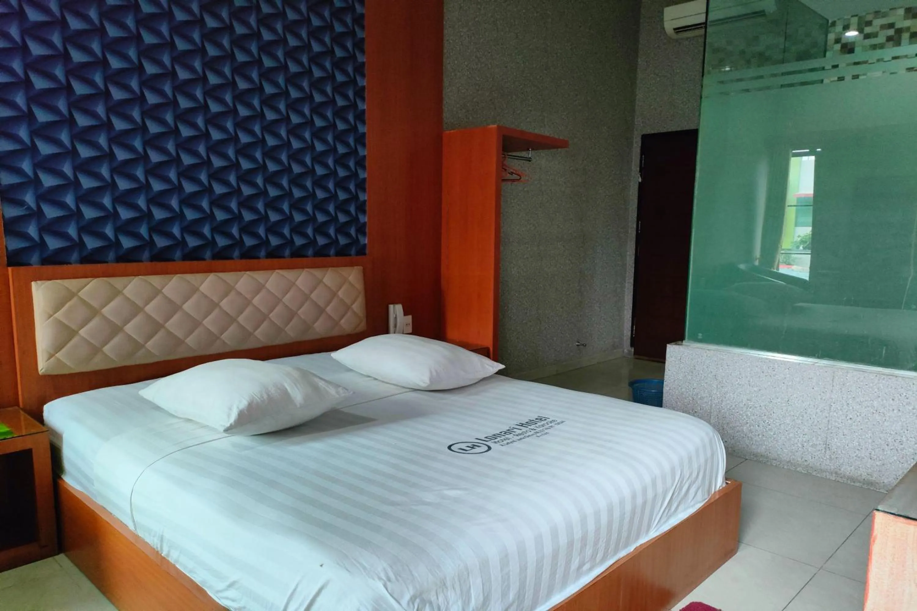 Bedroom, Bed in Lonari Hotel