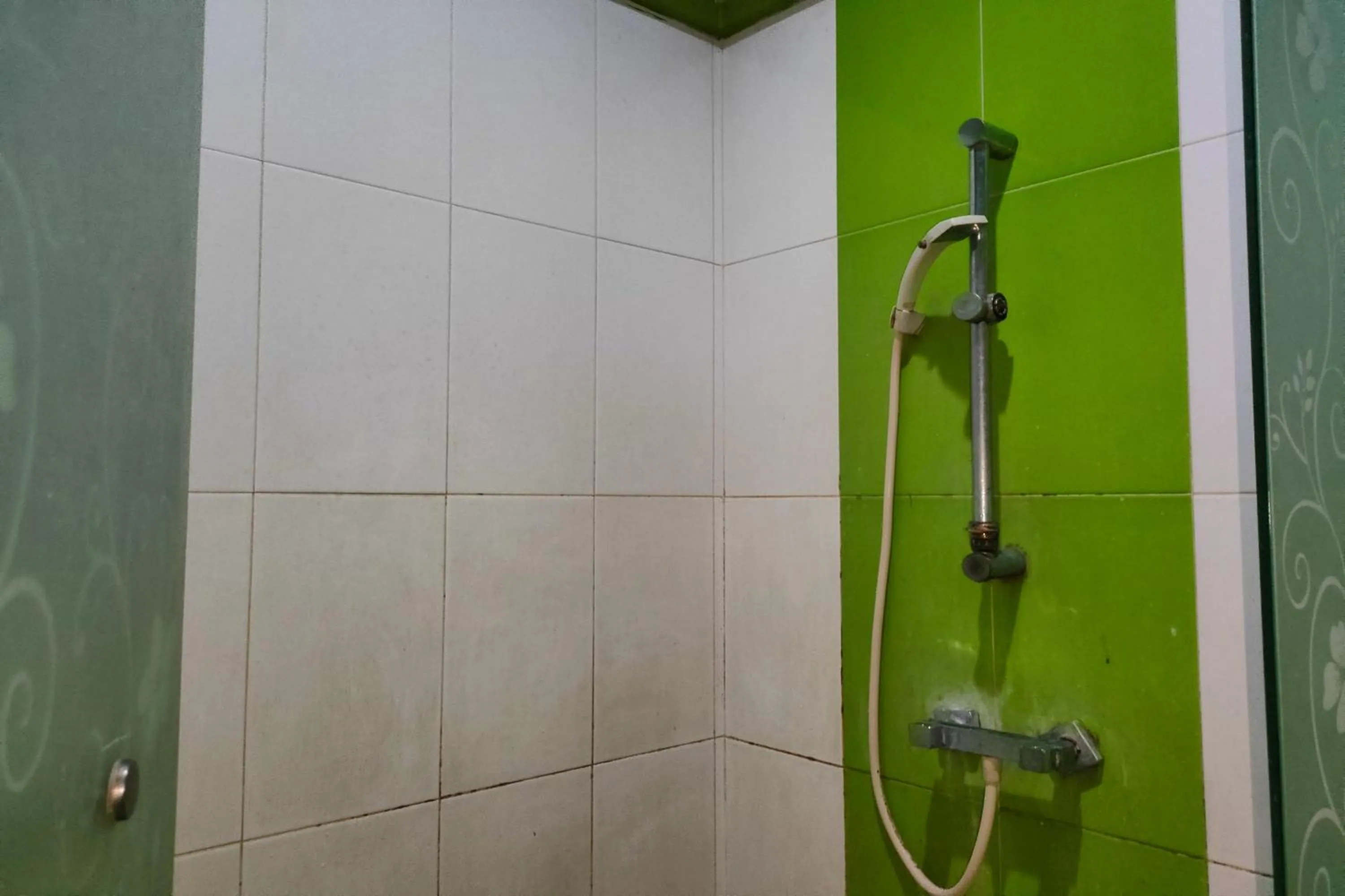 Bathroom in Lonari Hotel