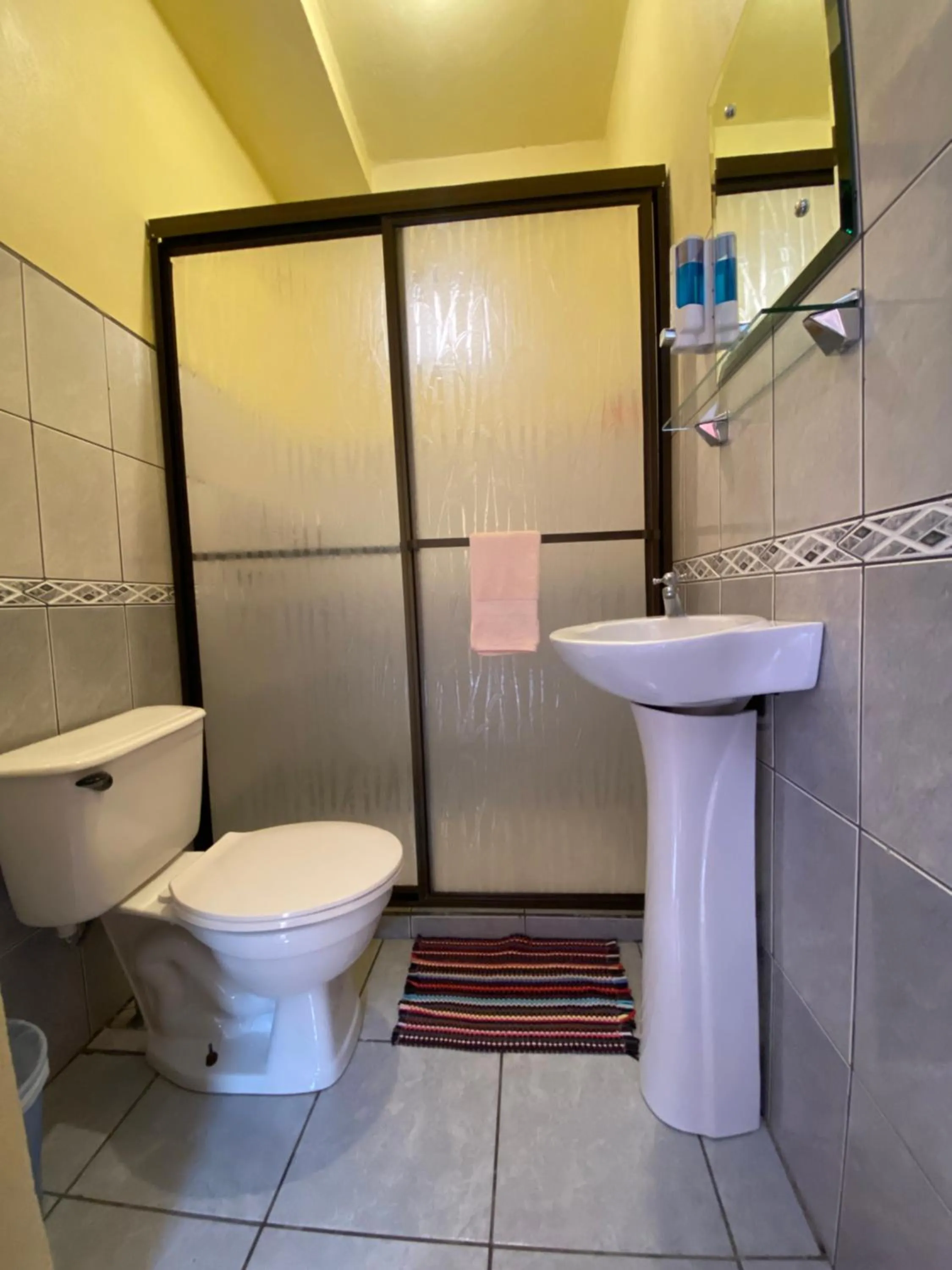 Shower in Hotel La Puesta Del Sol B&B