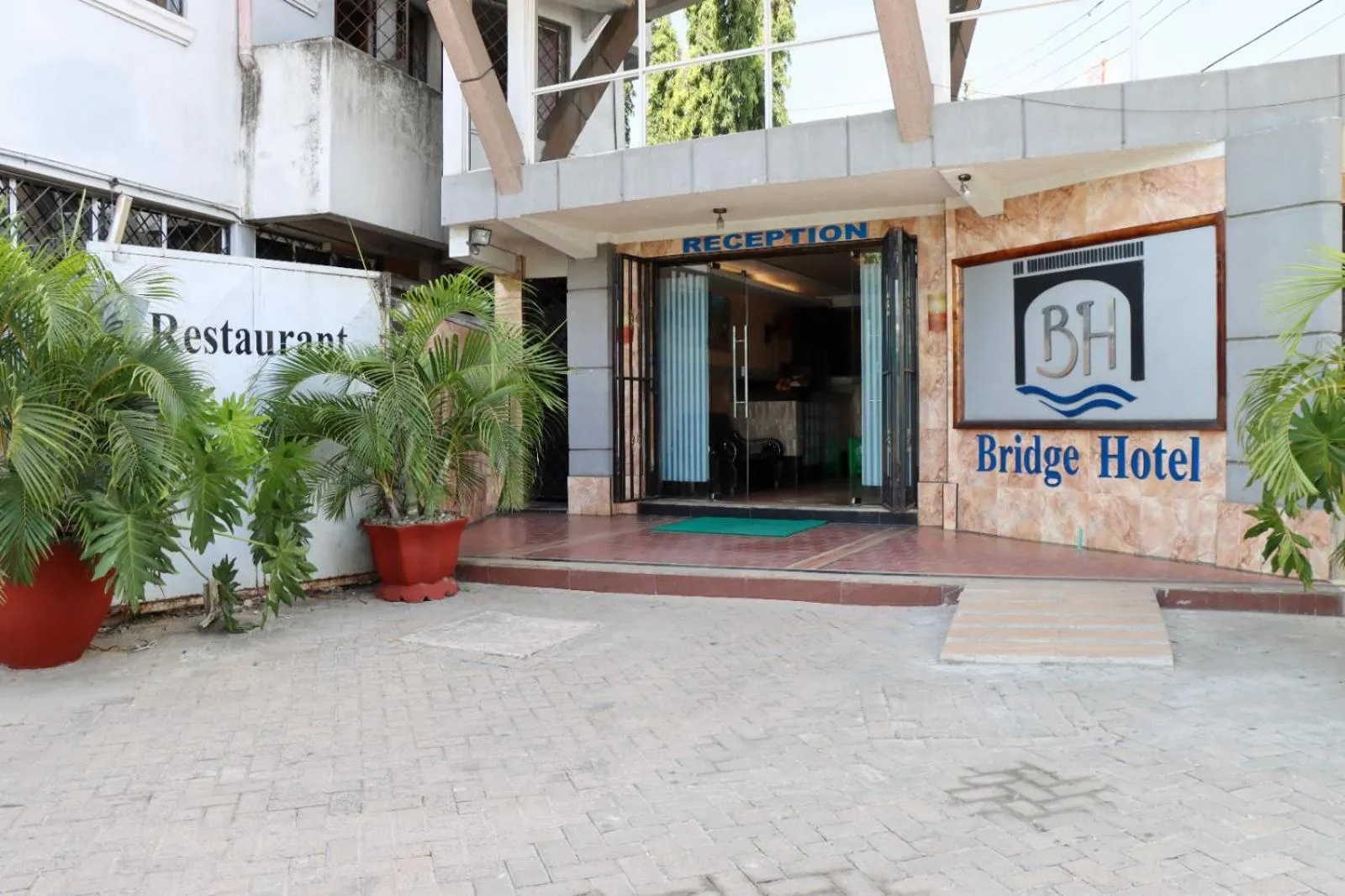 Facade/entrance in Bridge Hotel Mombasa