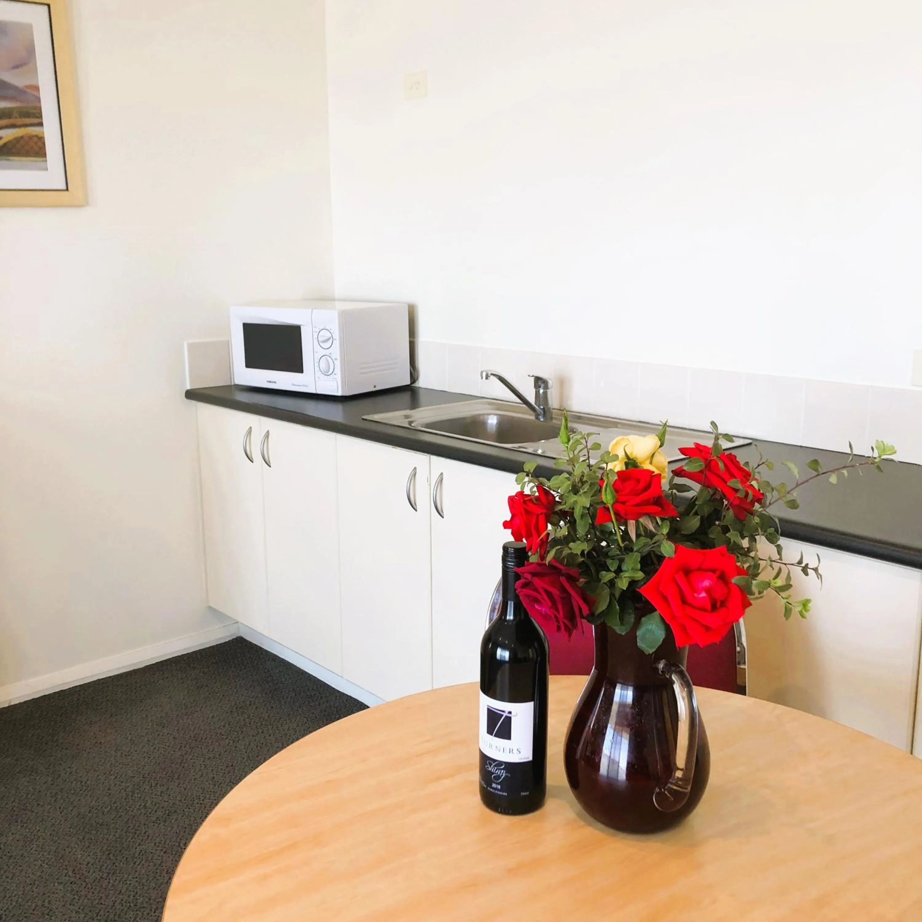 Kitchen or kitchenette in Turners Vineyard Motel