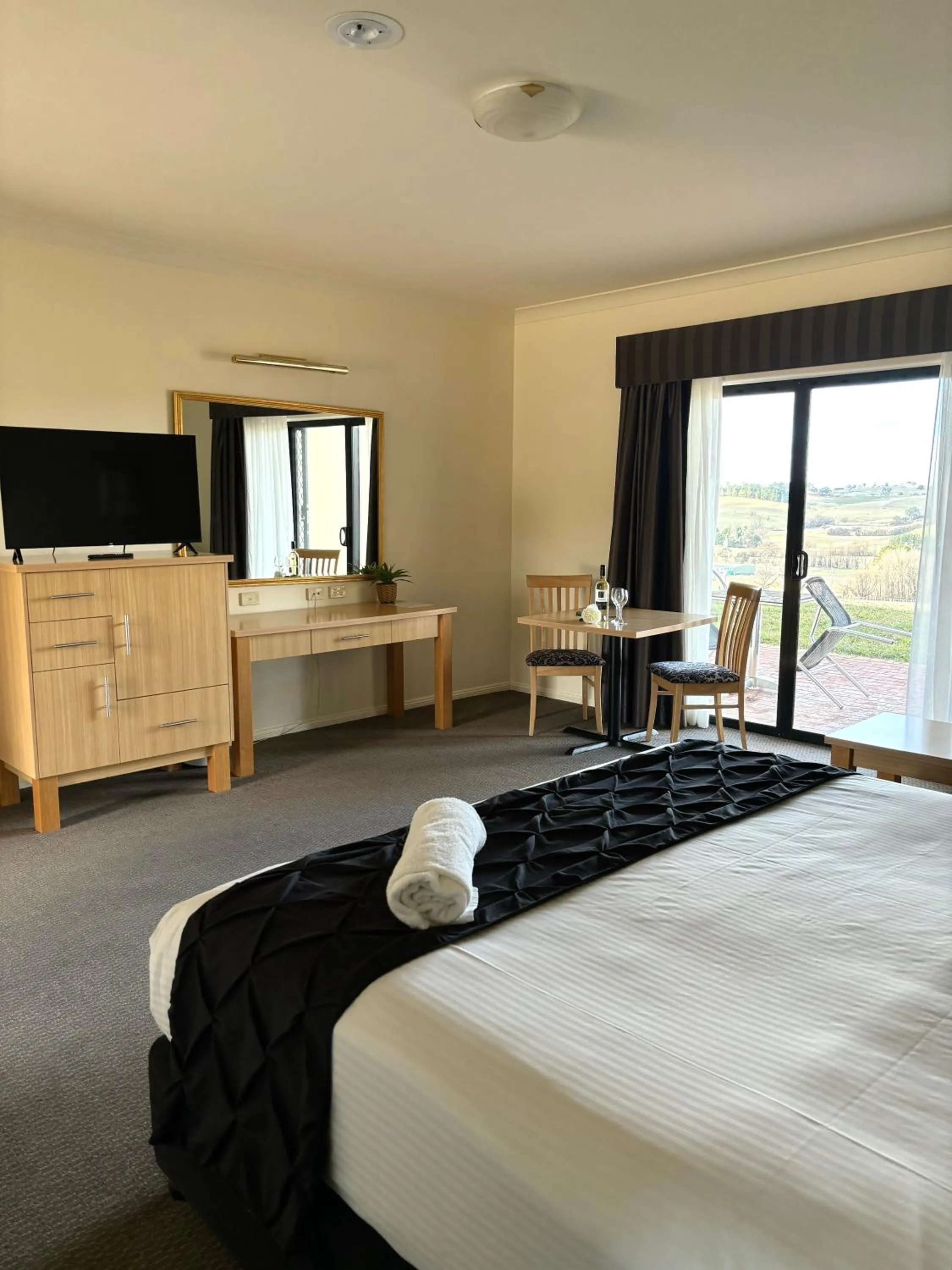 Photo of the whole room, Bed in Turners Vineyard Motel