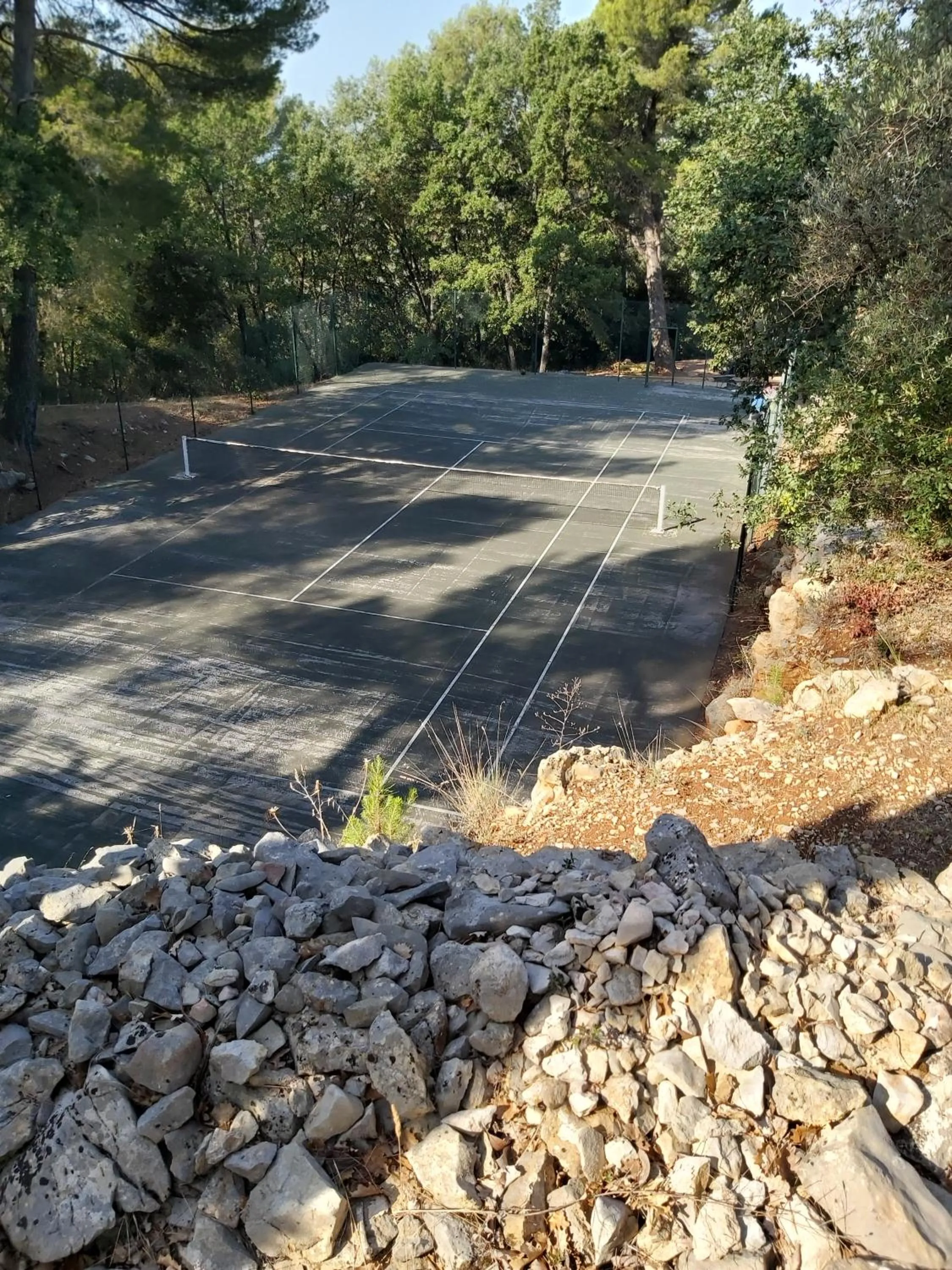 Tennis court in Etoilevacances Chambres d hotes Campagne en Lavande