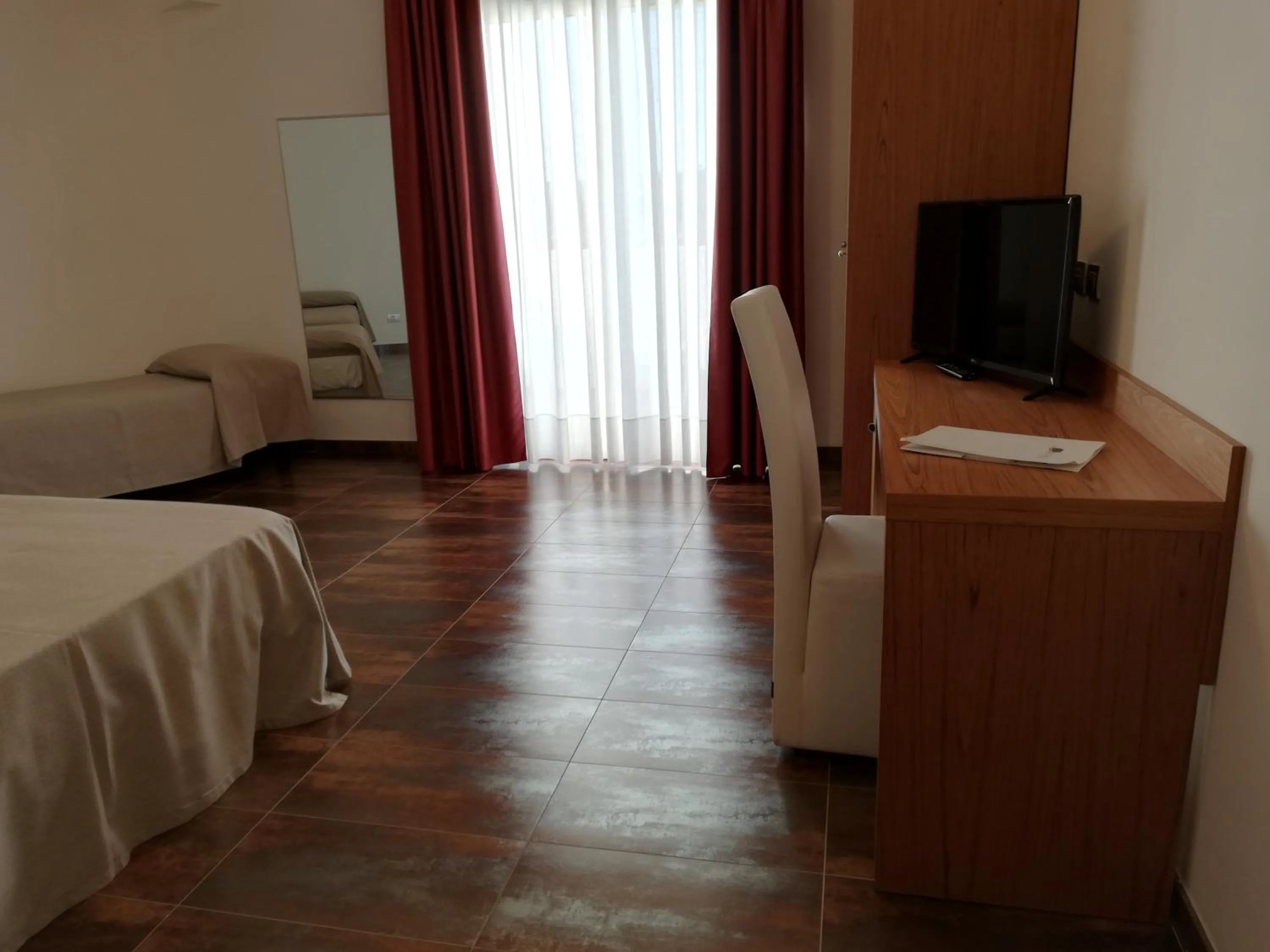 TV and multimedia, Bed in Hotel Scialì