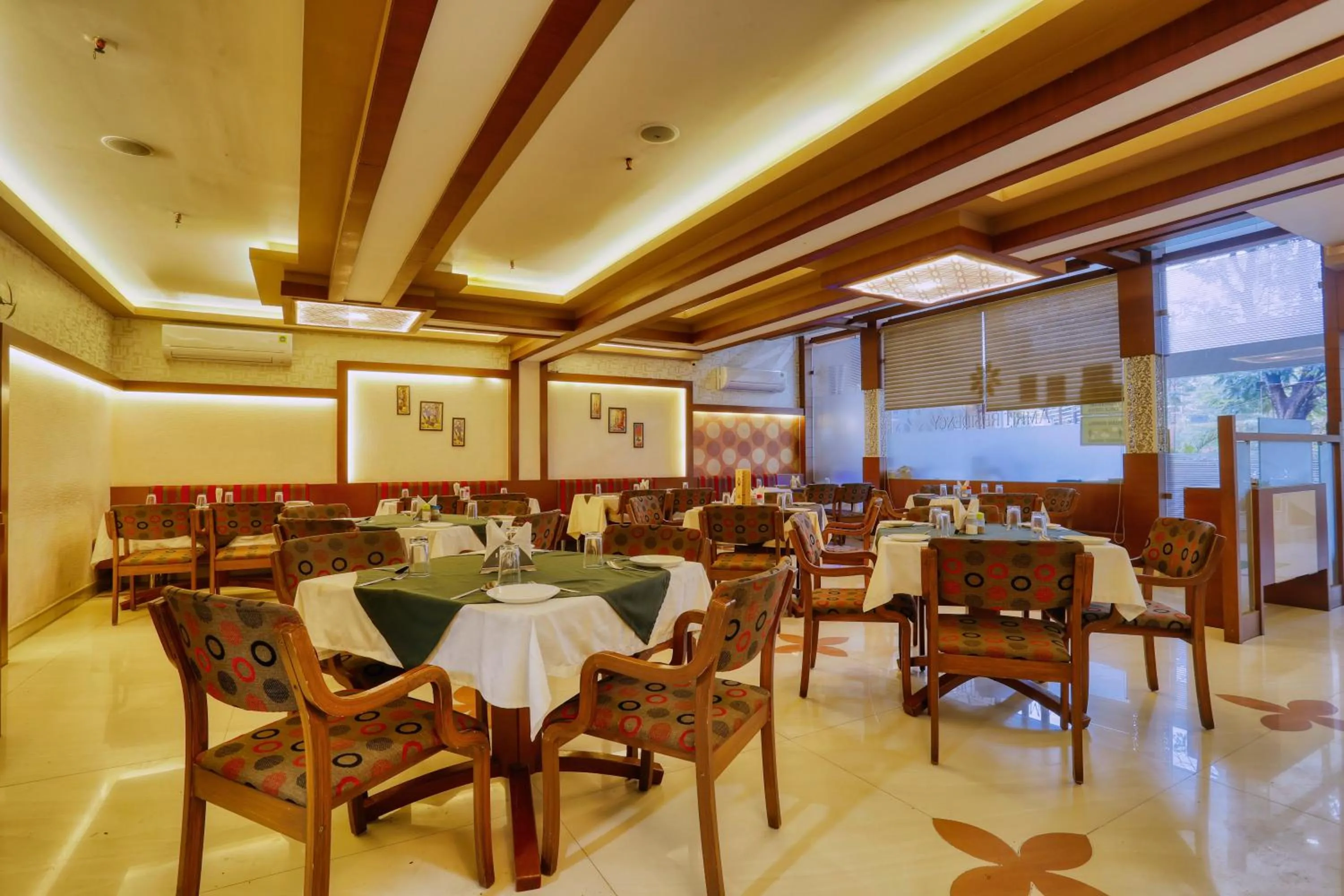 Restaurant/places to eat in Hotel Amrit Residency