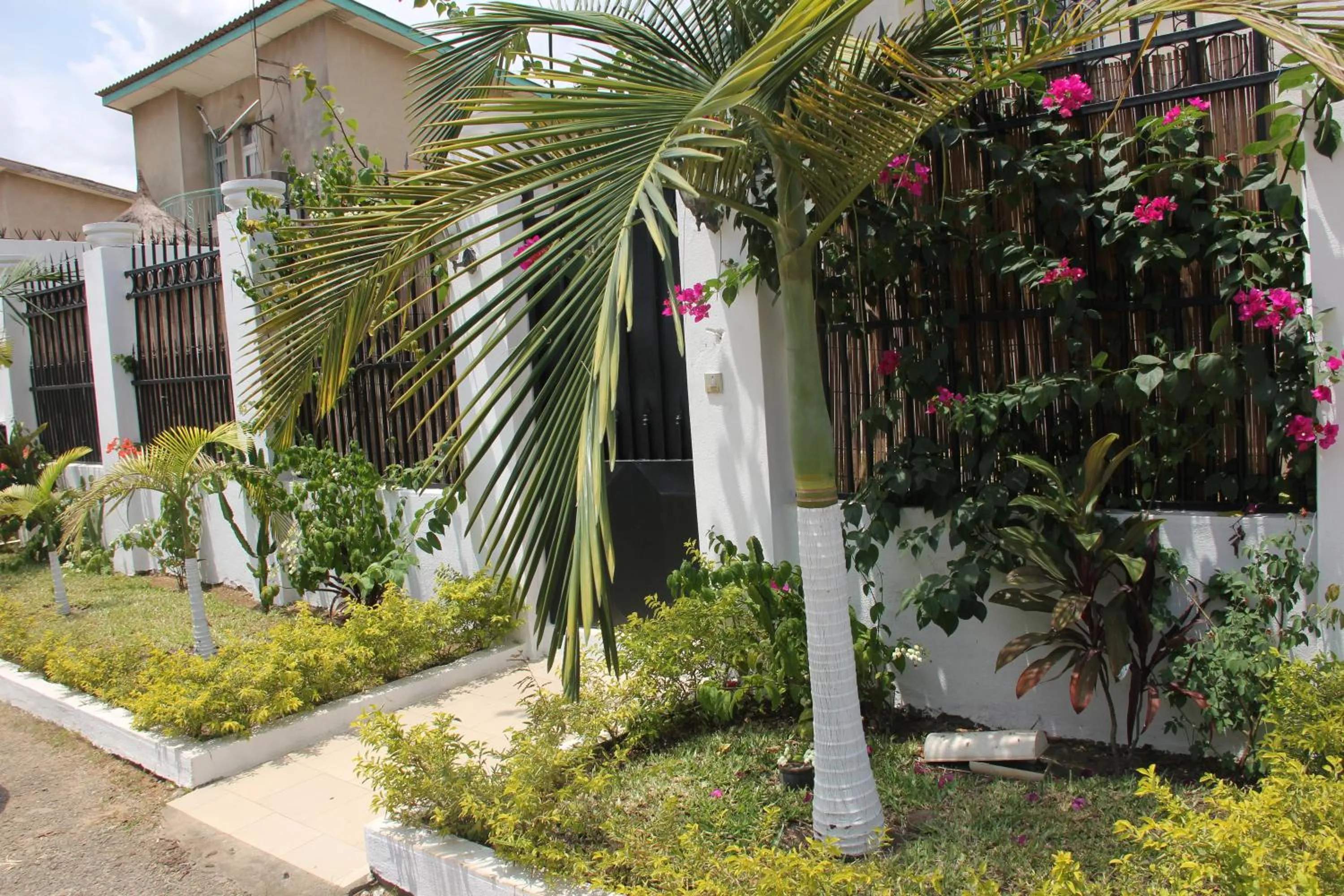 Property building in Residences Hotels Sejours Affaires