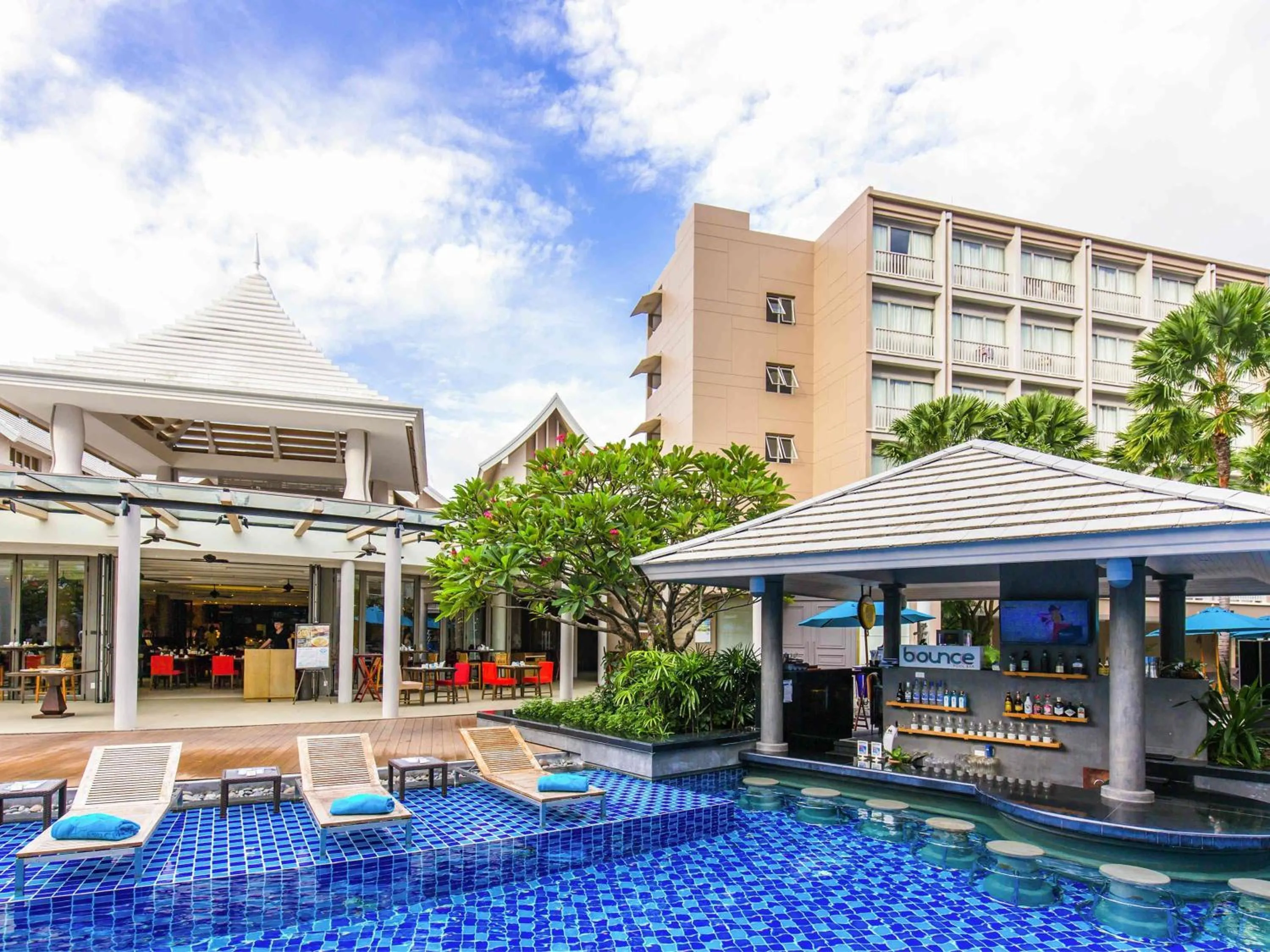 Lounge or bar in Grand Mercure Phuket Patong