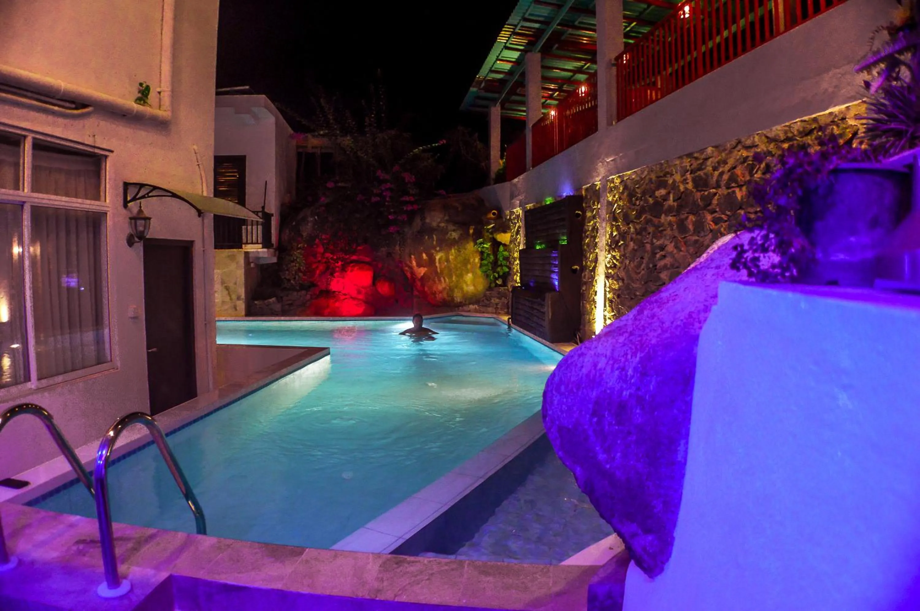 Swimming pool in Villa Baywatch, Rumassala