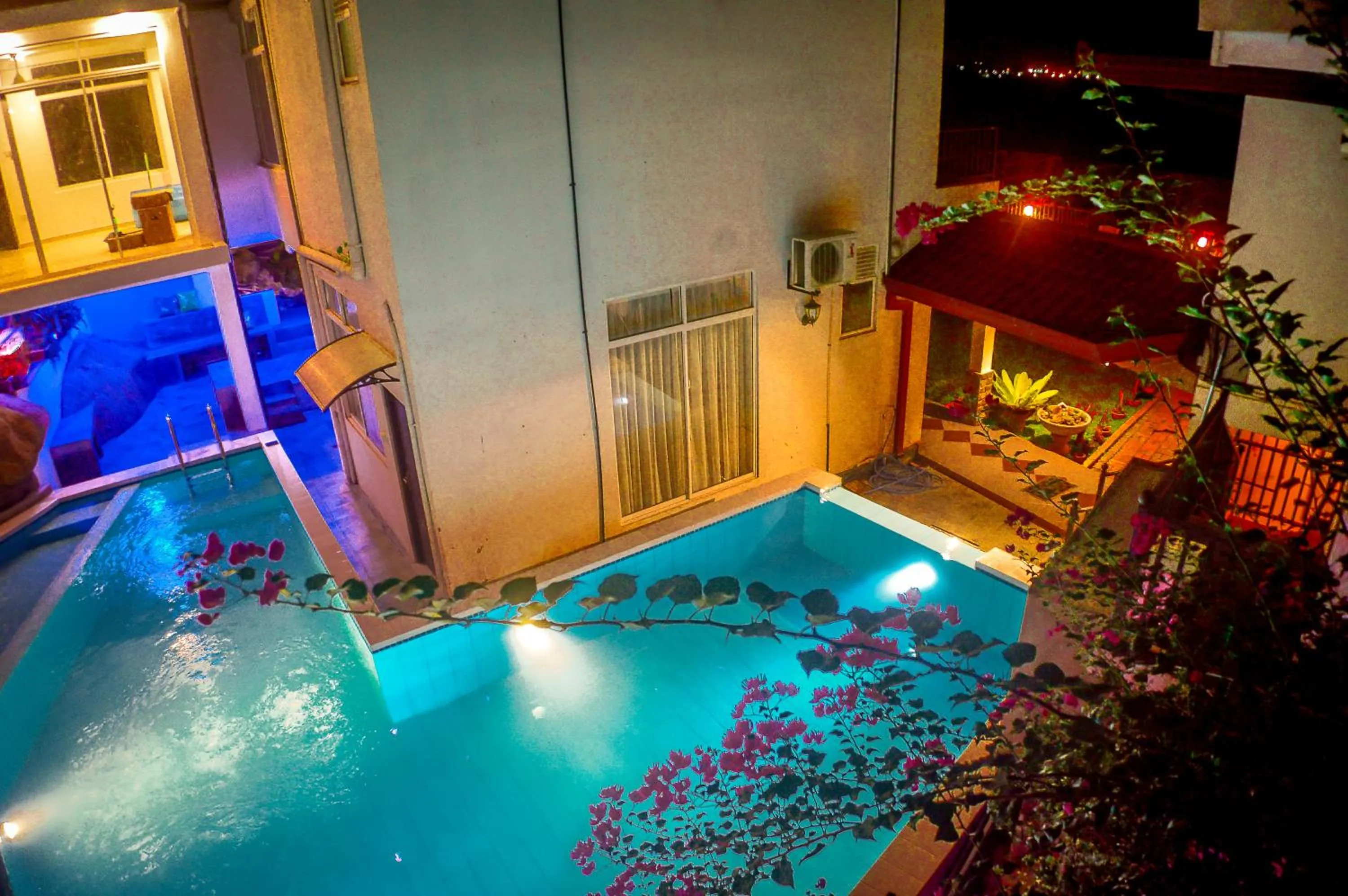 Swimming pool in Villa Baywatch, Rumassala