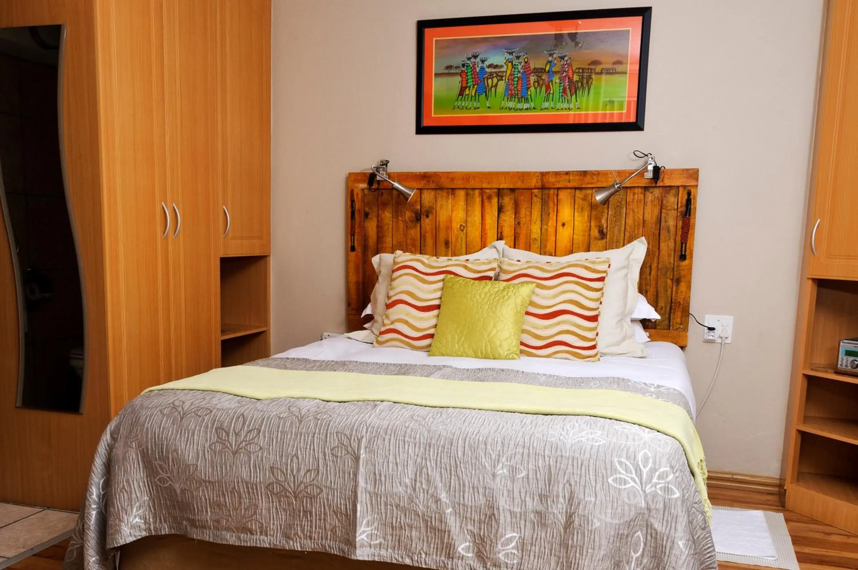Standard Queen Room - single occupancy in Country Park Guest House - Muldersdrift Standard Queen Room - single occupancy in Country Park Guest House - Muldersdrift