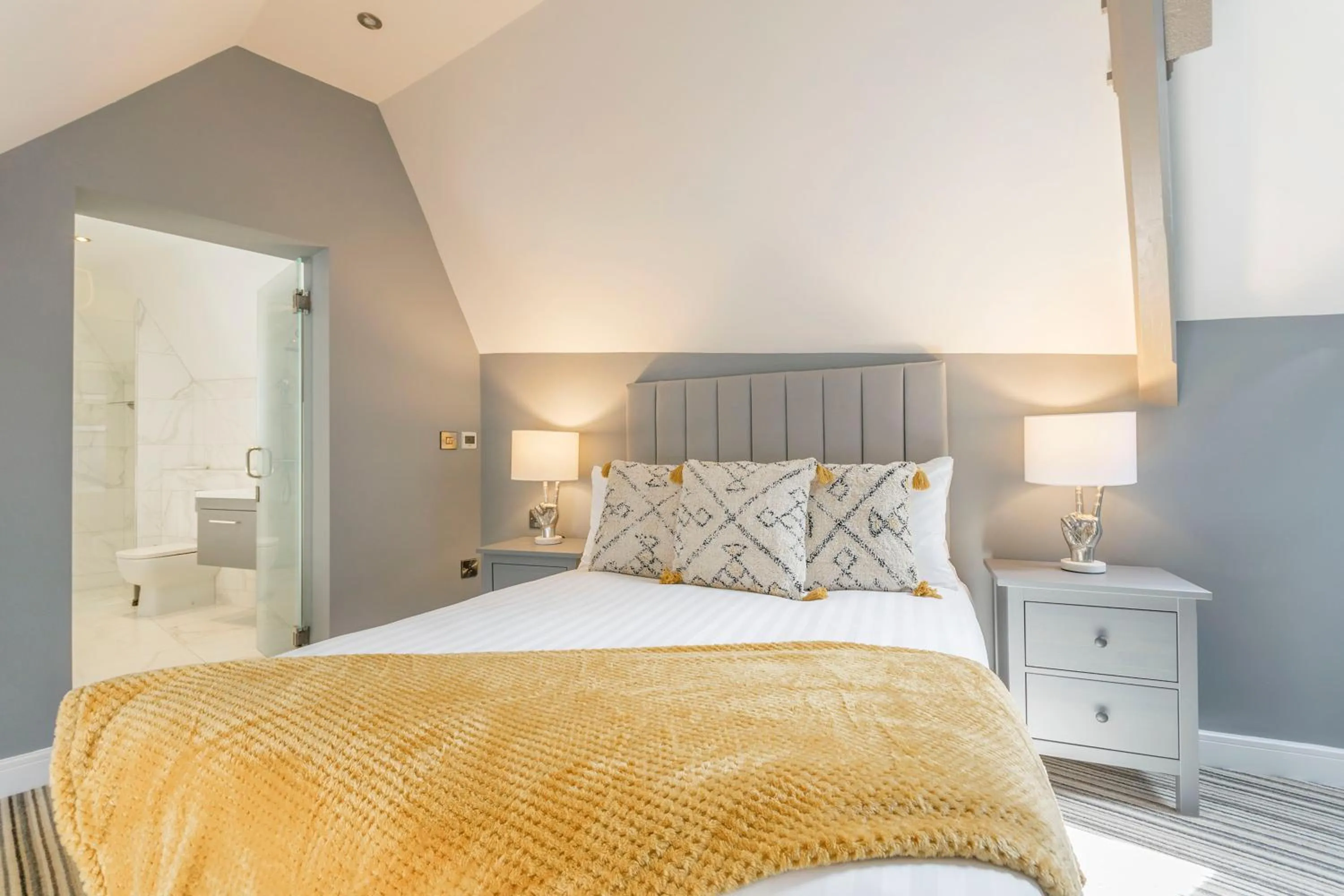 Bedroom, Bed in The Old School Room - The Lace Market