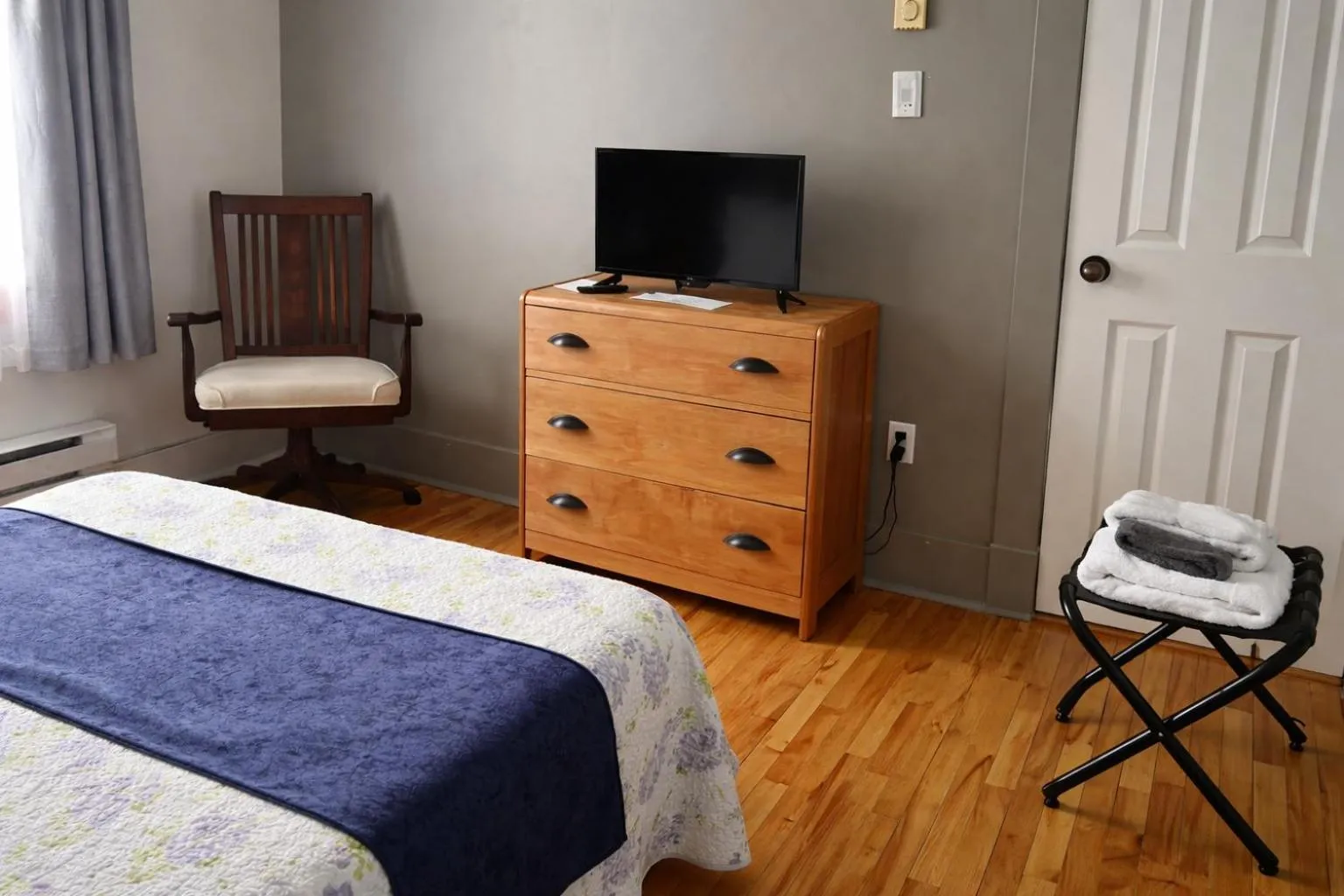 Bedroom, Bed in Auberge L'Orpailleur