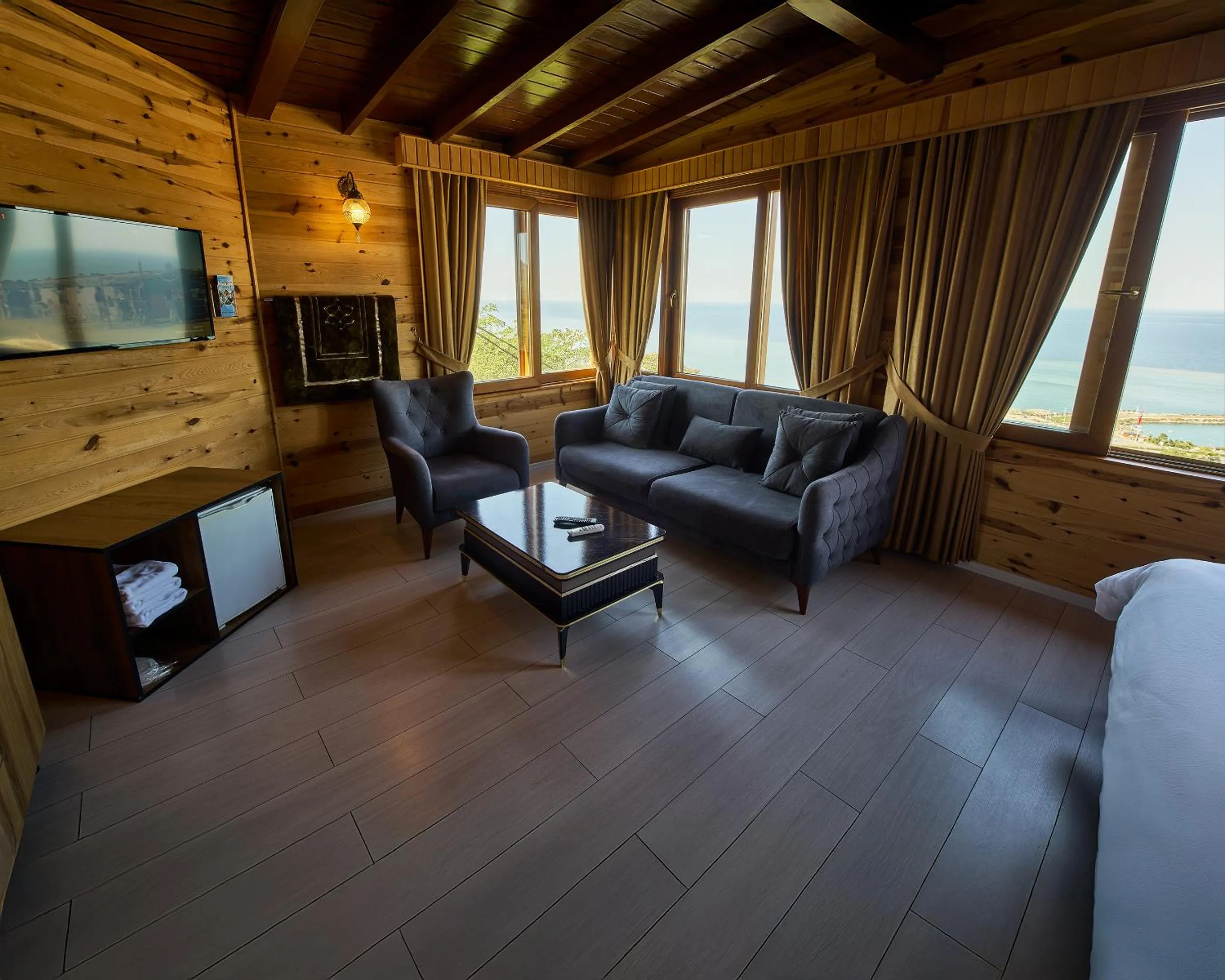 Communal lounge/ TV room in Sarı Köşk Hotel