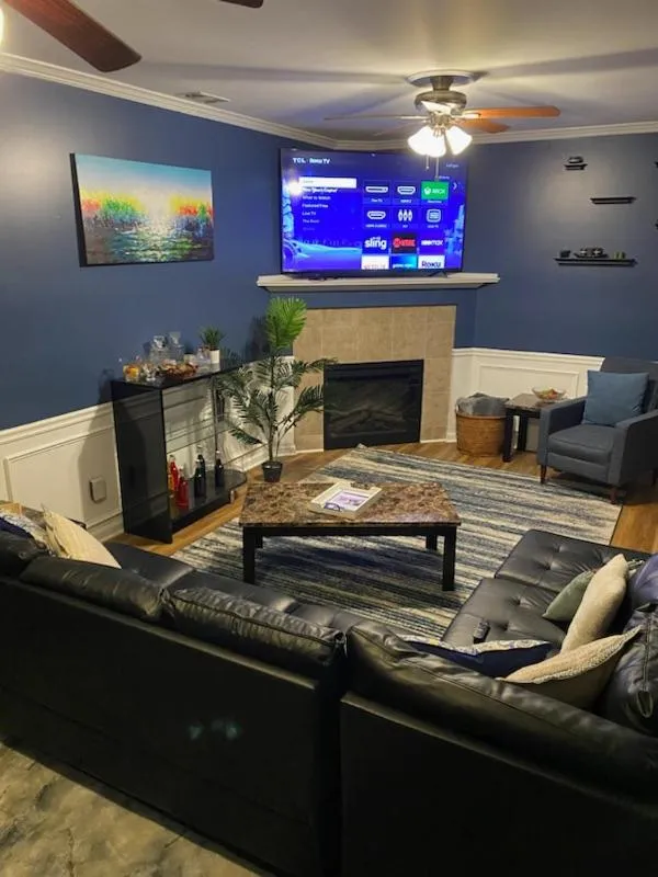 TV and multimedia in 4 - Bed home with Cali King Bed, 12 mins to DTWN