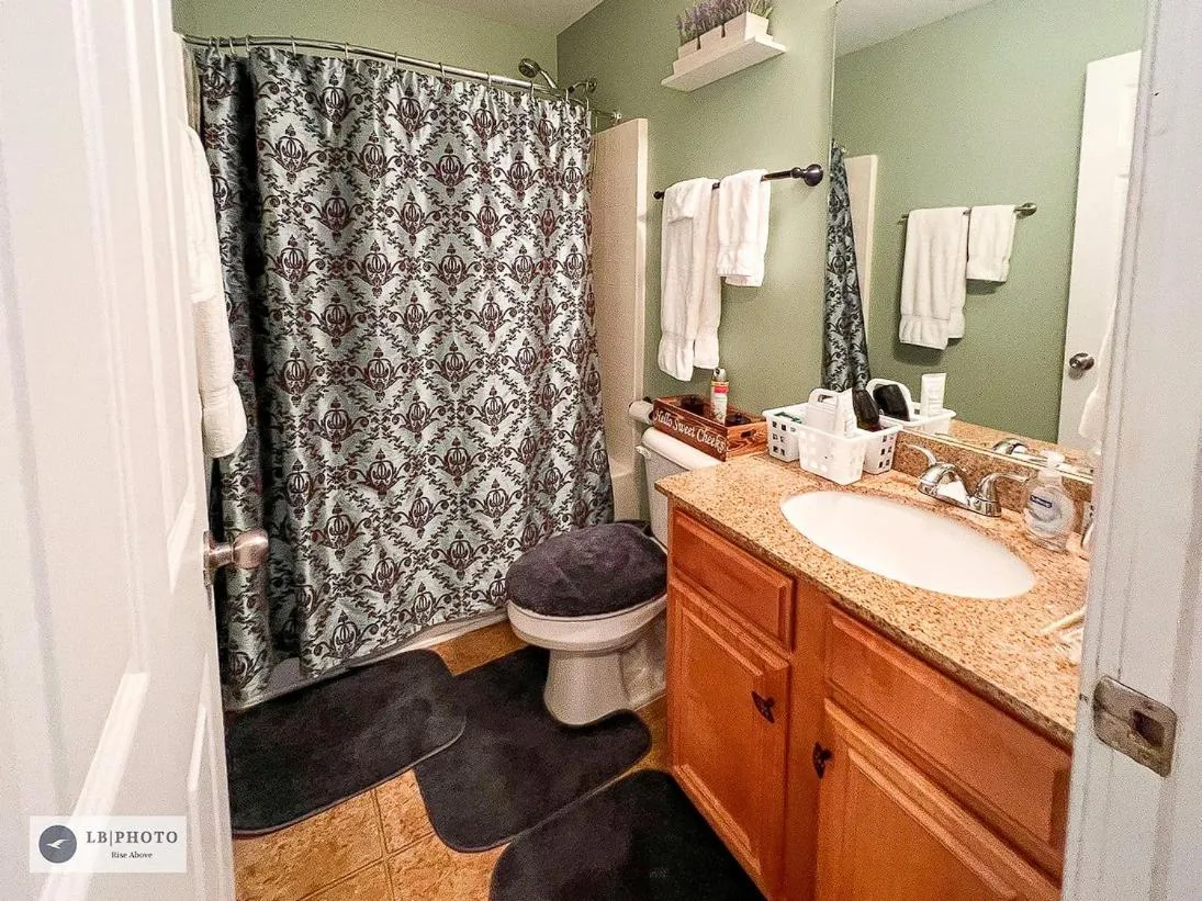 Shower in 4 - Bed home with Cali King Bed, 12 mins to DTWN