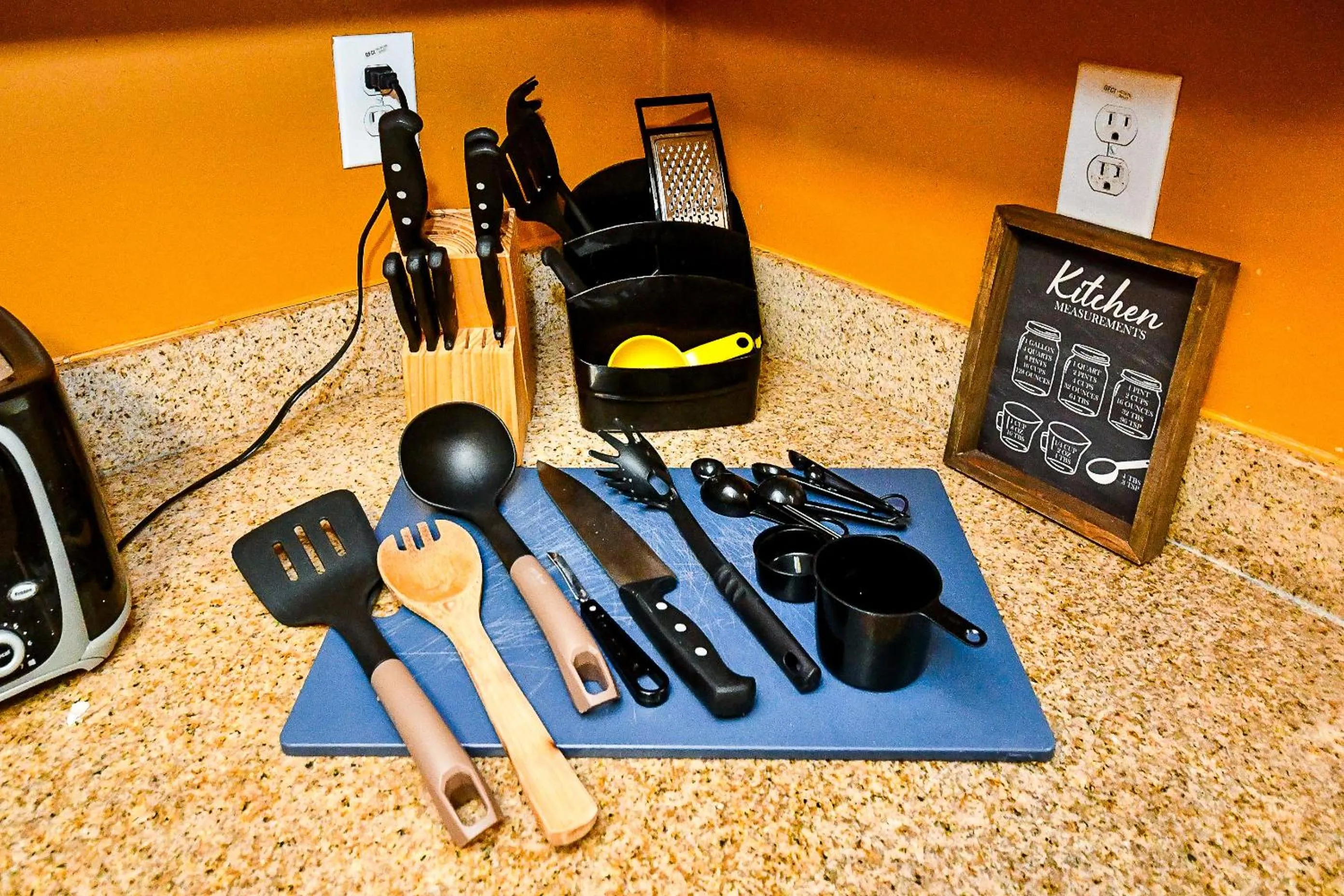 kitchen in 4 - Bed home with Cali King Bed, 12 mins to DTWN