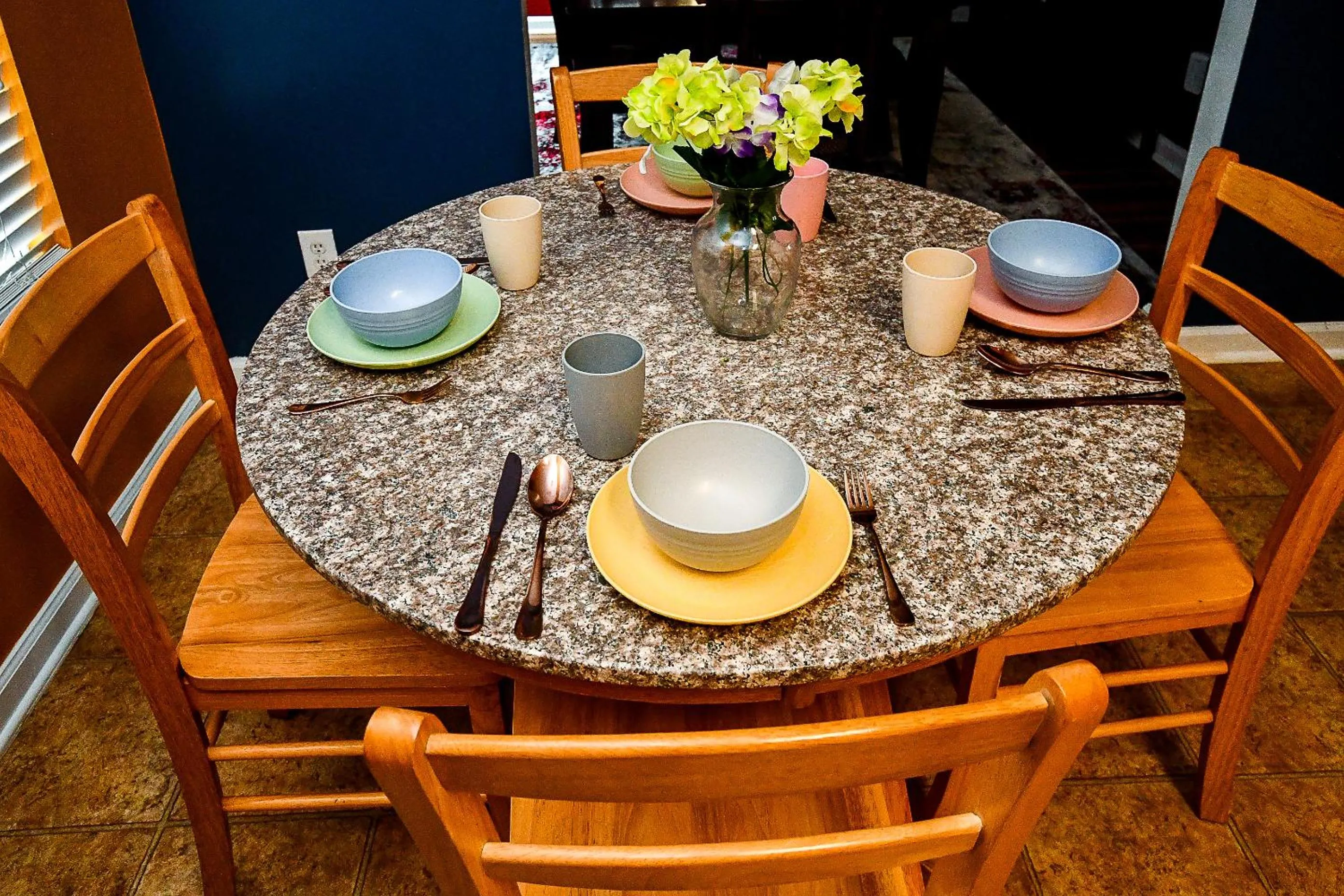 Dinner in 4 - Bed home with Cali King Bed, 12 mins to DTWN