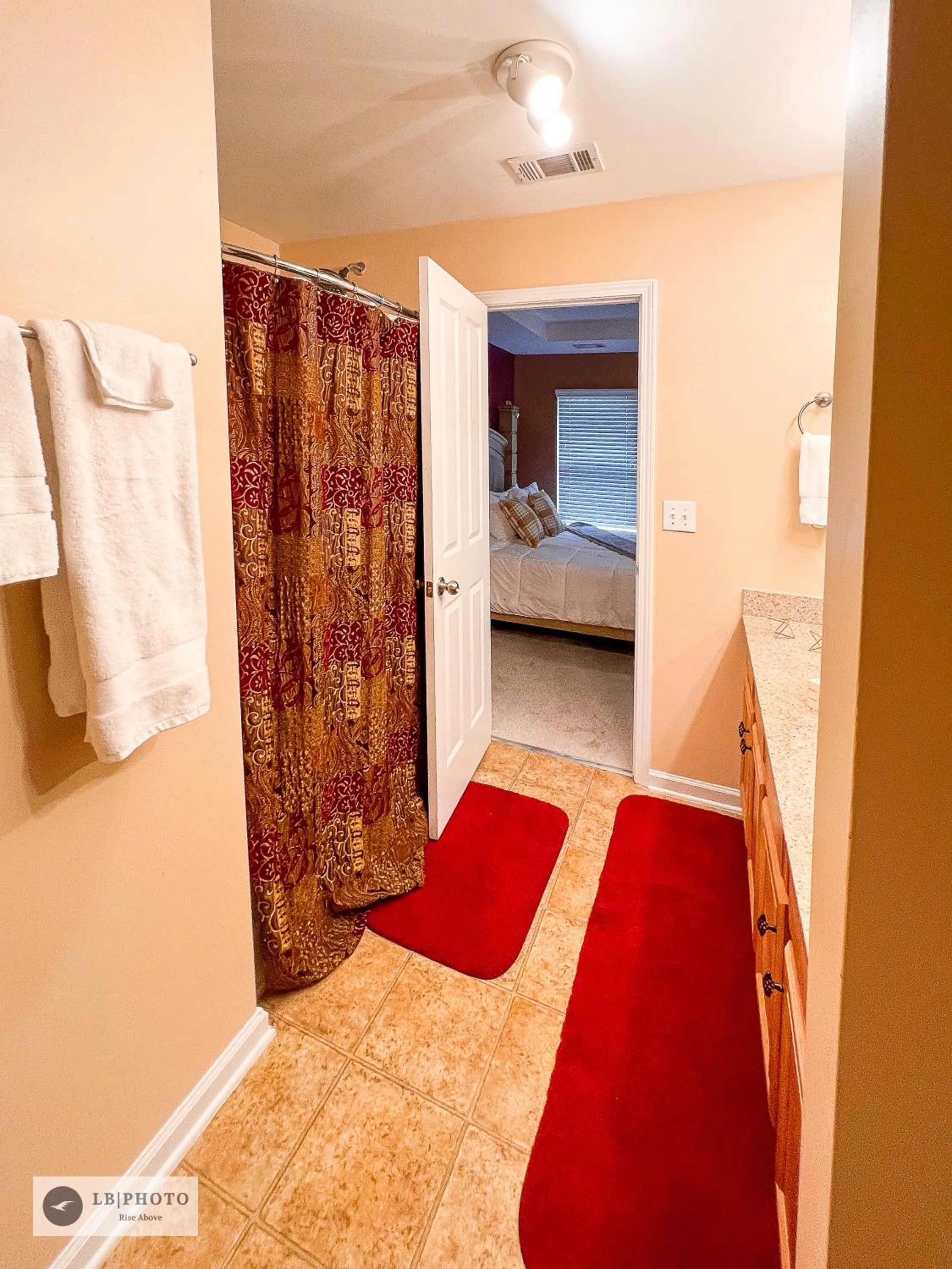 Bathroom in 4 - Bed home with Cali King Bed, 12 mins to DTWN