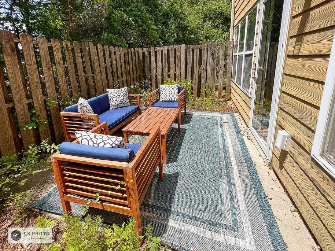 Patio in 4 - Bed home with Cali King Bed, 12 mins to DTWN