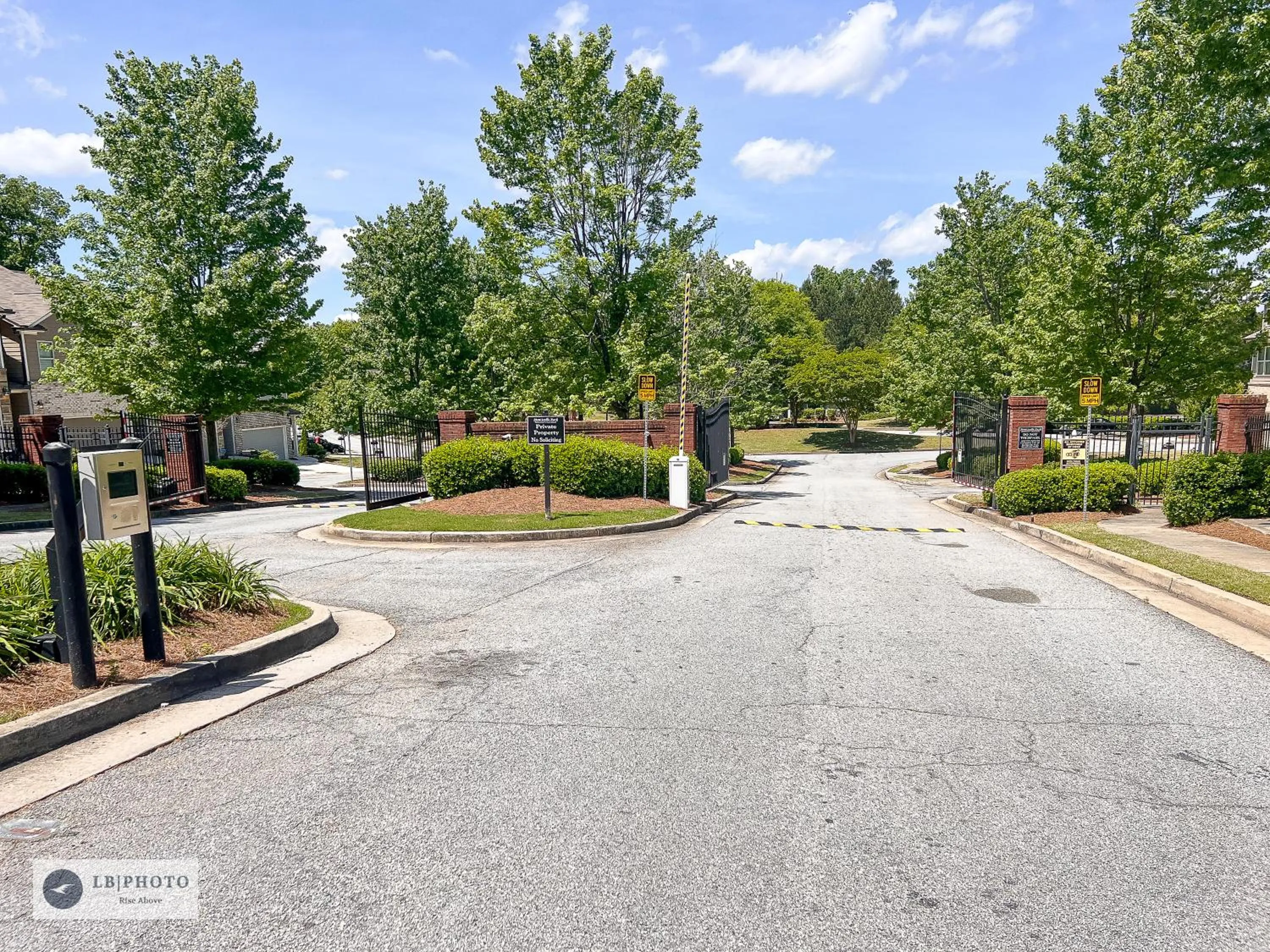 Quiet street view in 4 - Bed home with Cali King Bed, 12 mins to DTWN