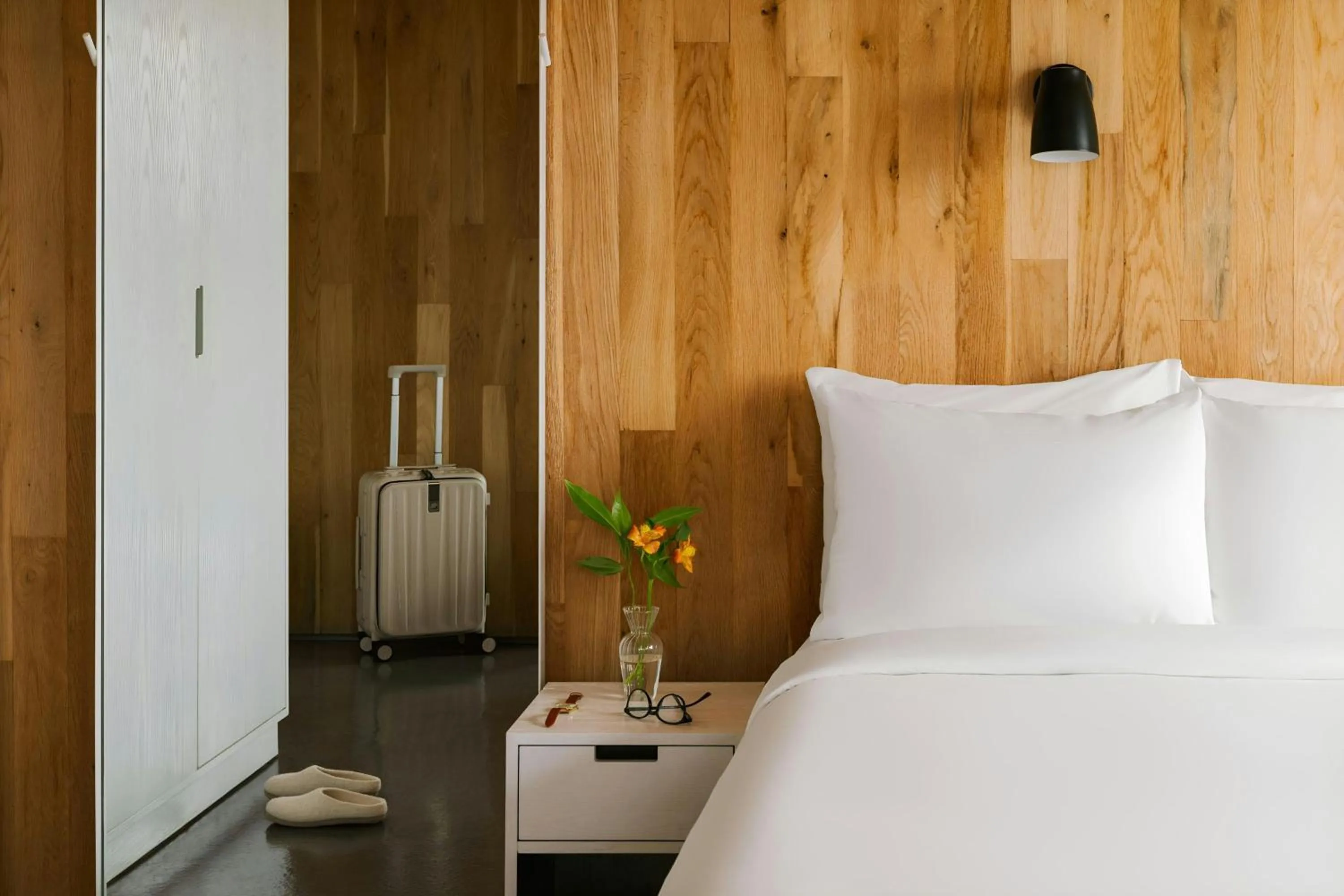 Bedroom, Bed in The Industrialist Hotel Gowanus Brooklyn, Sonder by Marriott Bonvoy