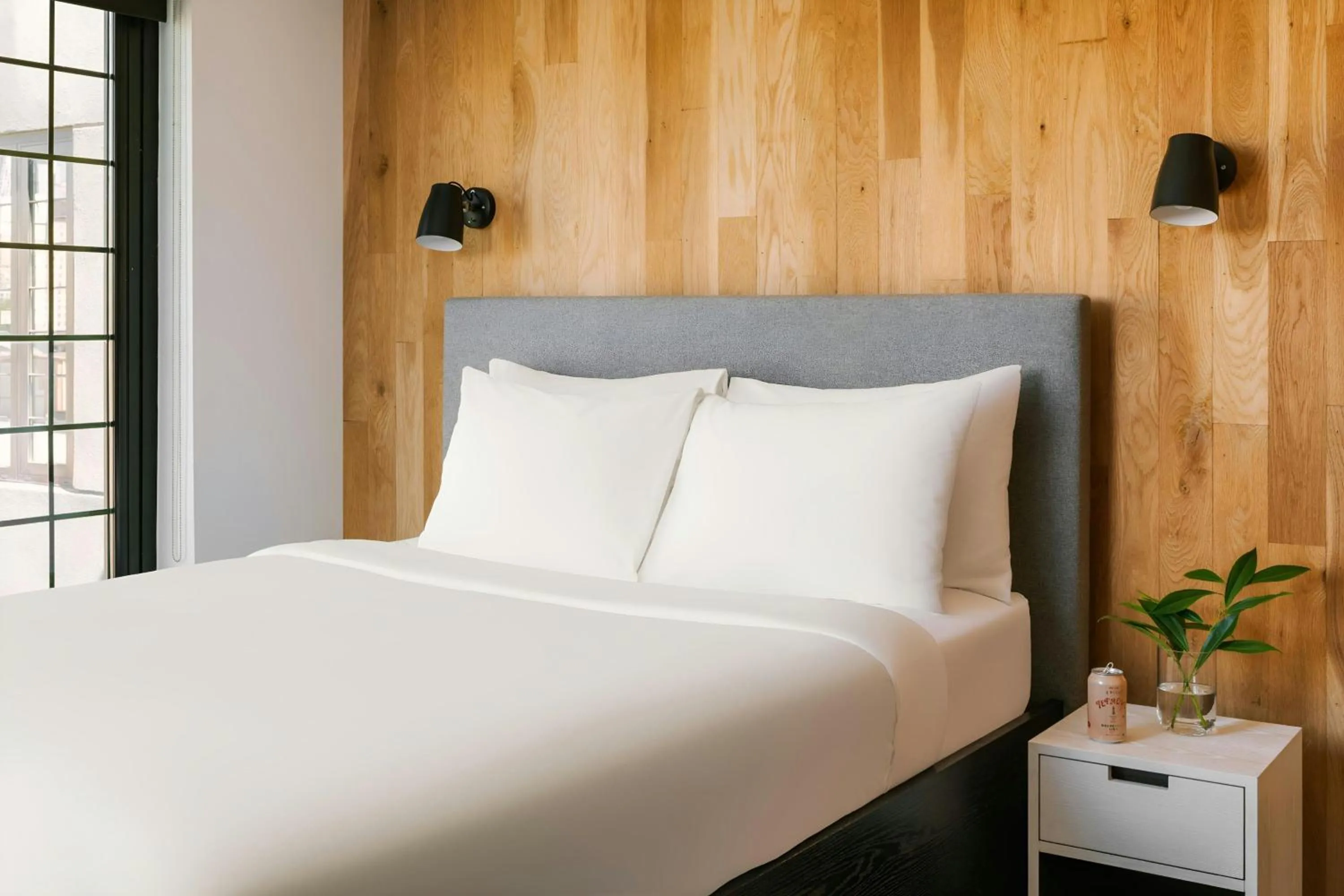 Bedroom, Bed in The Industrialist Hotel Gowanus Brooklyn, Sonder by Marriott Bonvoy