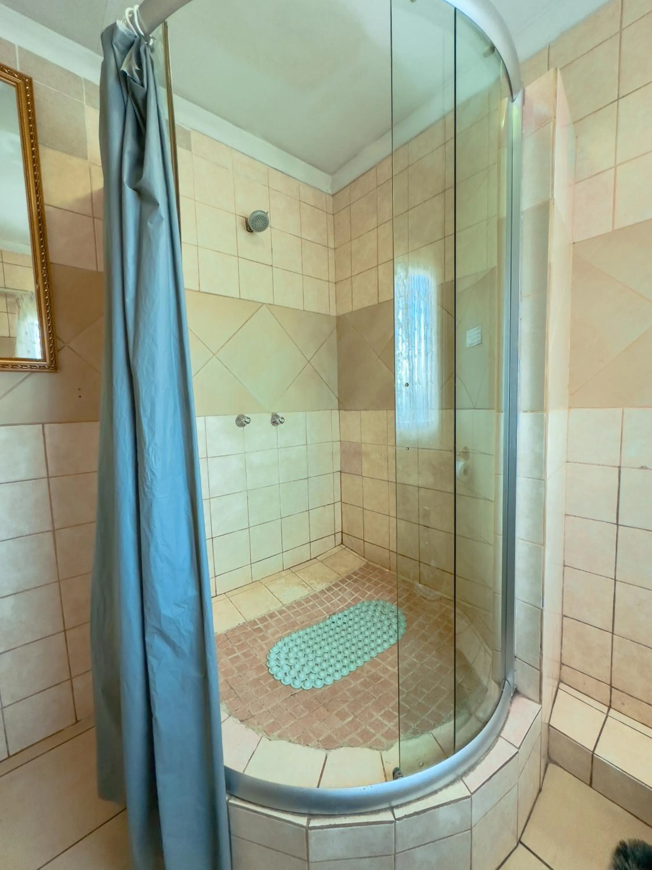 Bathroom in Sikhula Sonke Guest House