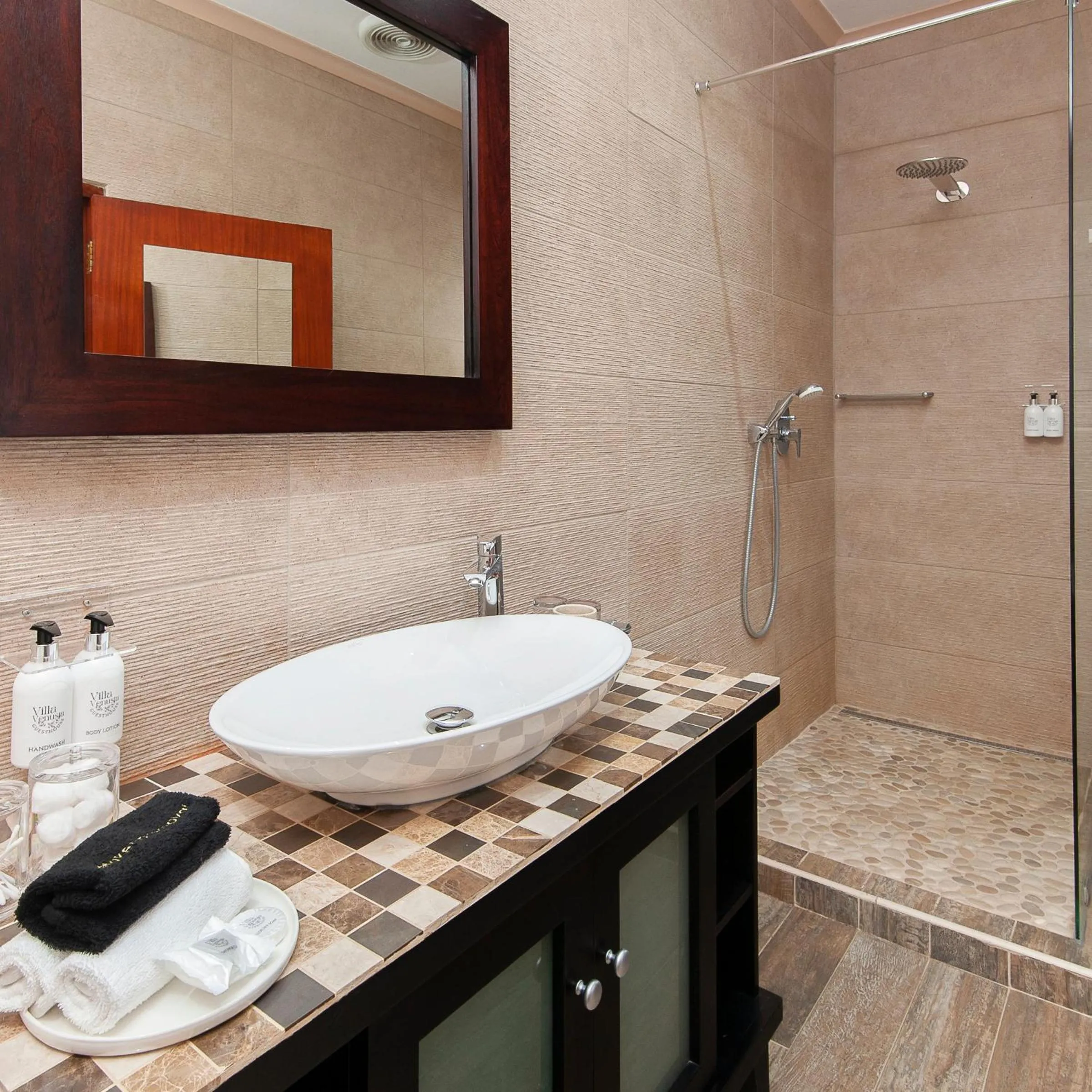 Shower in Villa Venusta Luxury Guesthouse - Solar Power