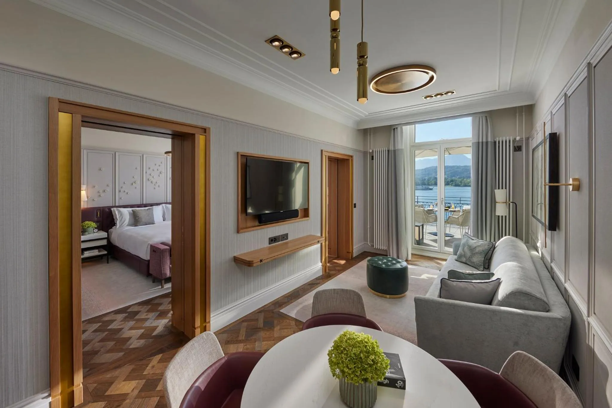 Bedroom, Bed in Mandarin Oriental Palace, Luzern