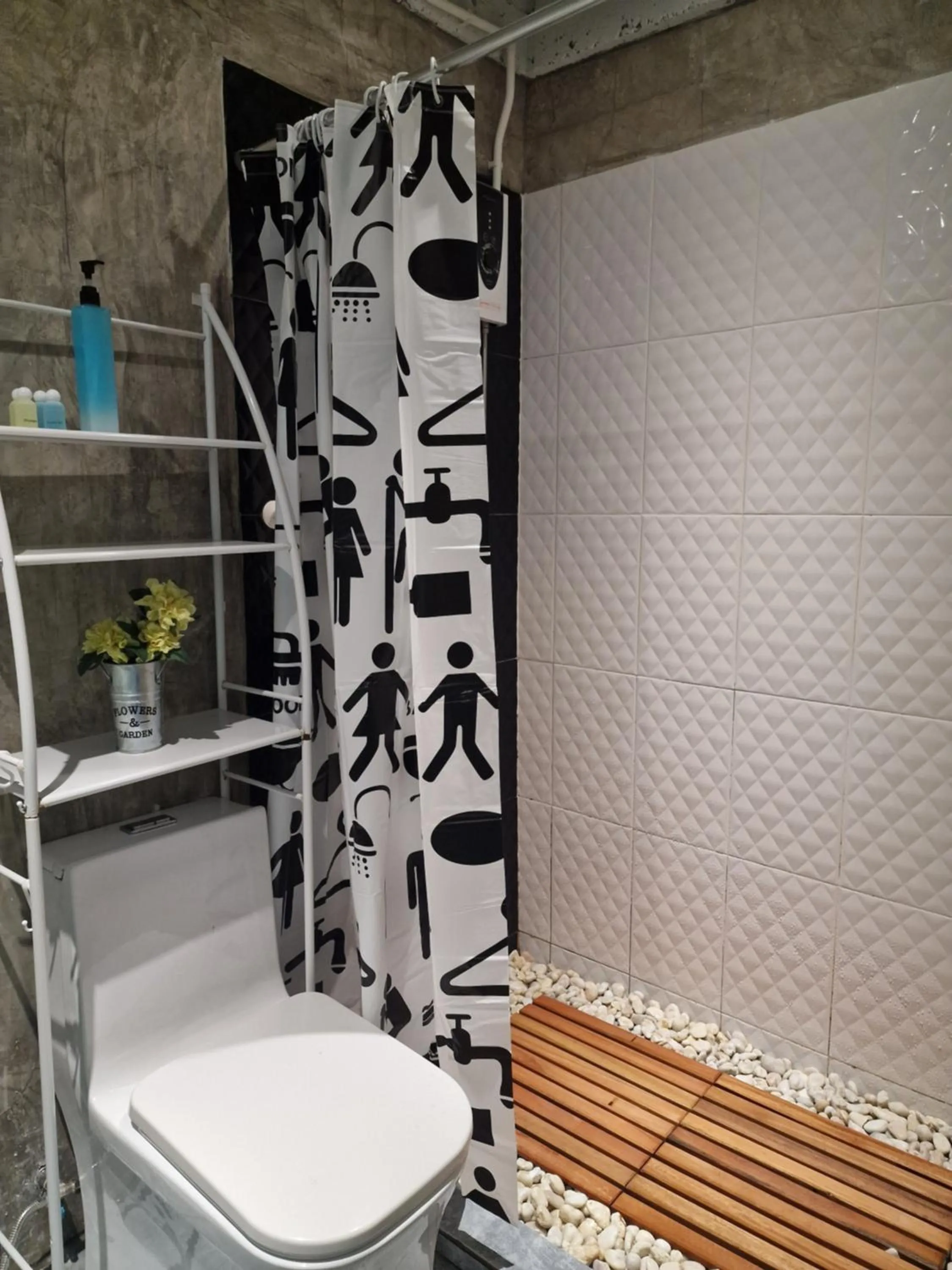 Shower in Bella Ciao