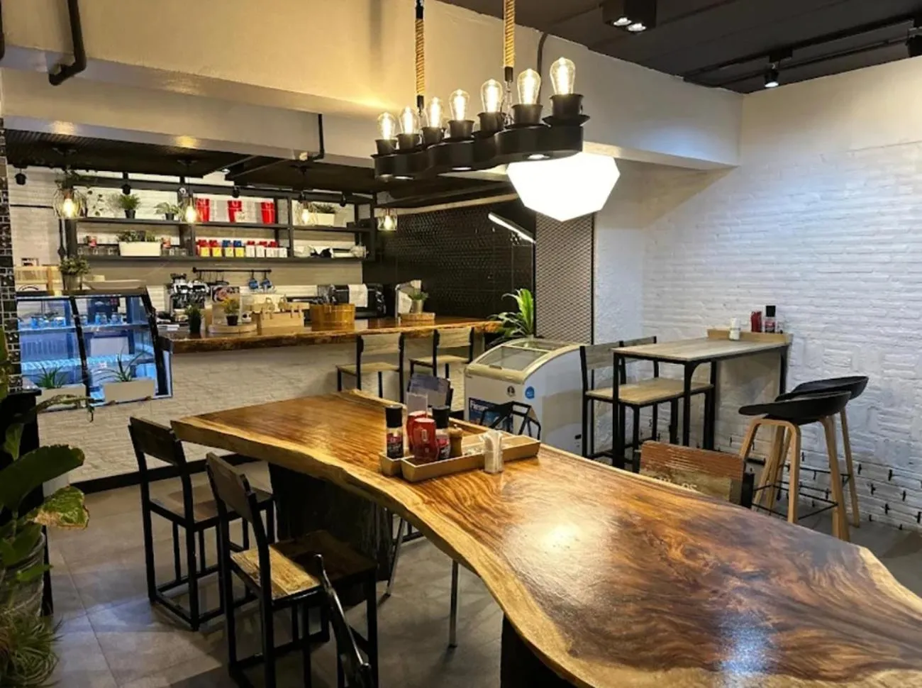 Restaurant/places to eat in Bella Ciao