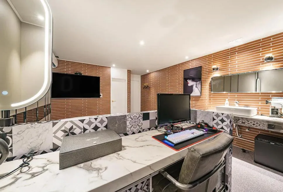 Brown-Dot Hotel Geomdan